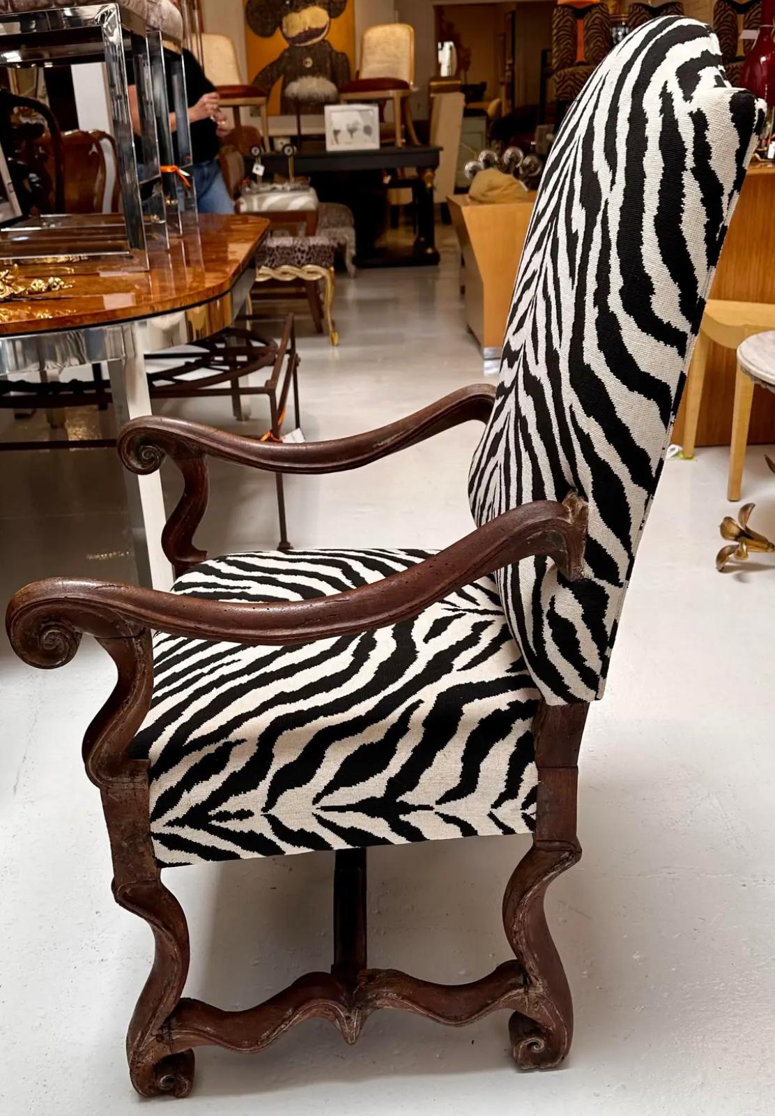 XIXe siècle Antiquity 19th C Carved Walnut Os De Mouton Throne Chair W Zebra Velvet en vente