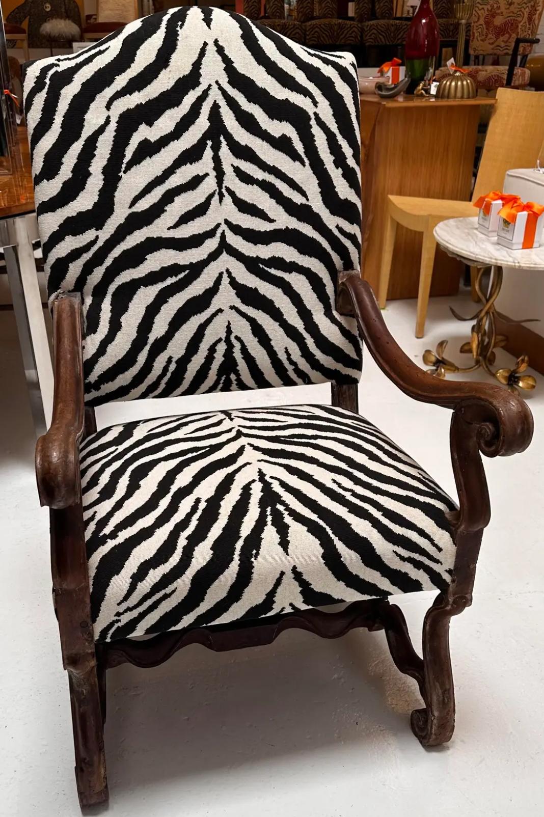 Antiquity 19th C Carved Walnut Os De Mouton Throne Chair W Zebra Velvet en vente 1