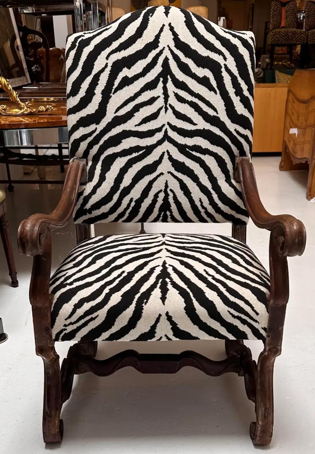 Antiquity 19th C Carved Walnut Os De Mouton Throne Chair W Zebra Velvet en vente 2