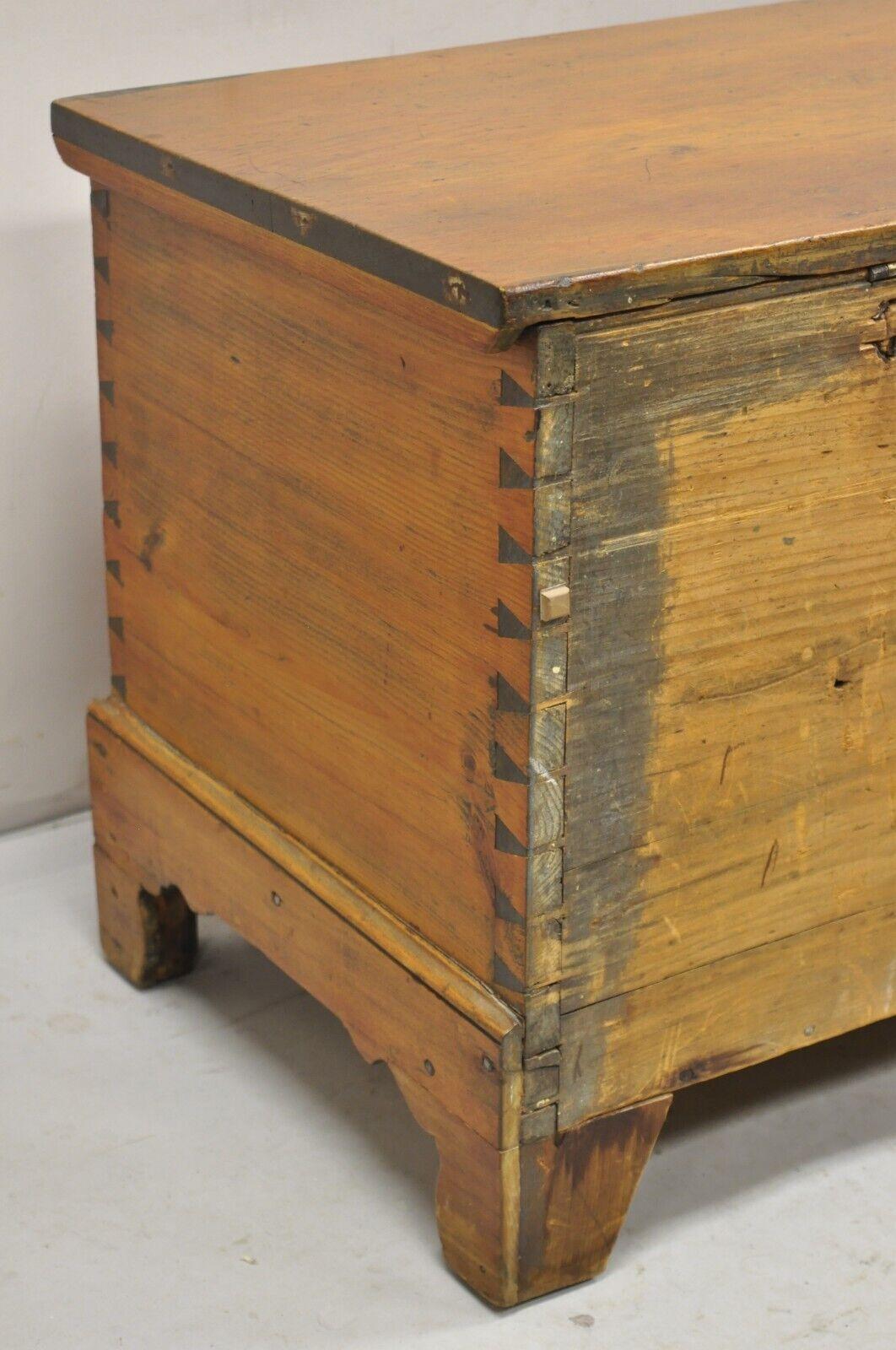 Antique 19th C Chest Dovetailed Primitive Wooden Storage Blanket Chest Trunk en vente 4