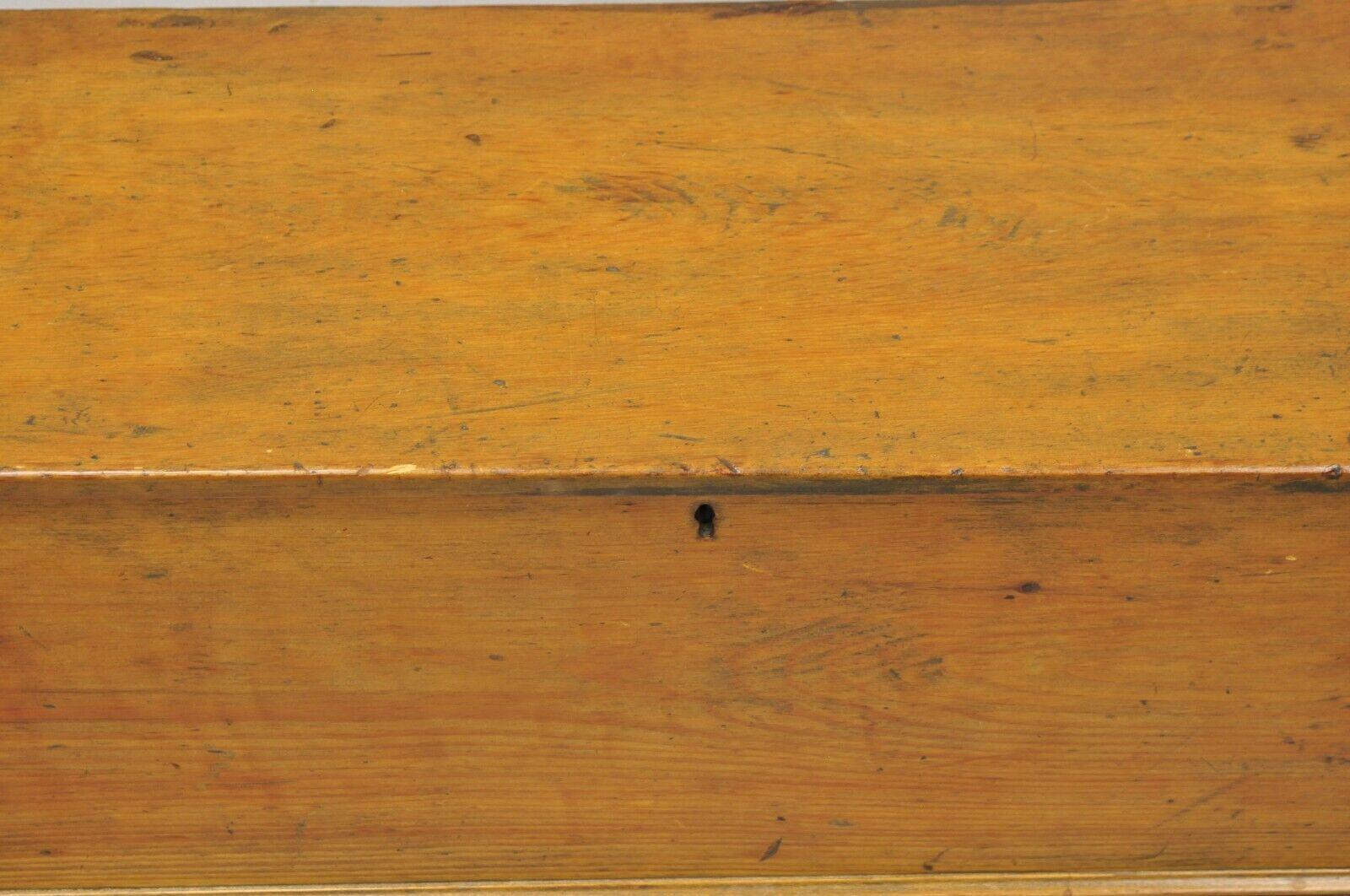 Antique 19th C Chest Dovetailed Primitive Wooden Storage Blanket Chest Trunk en vente 5