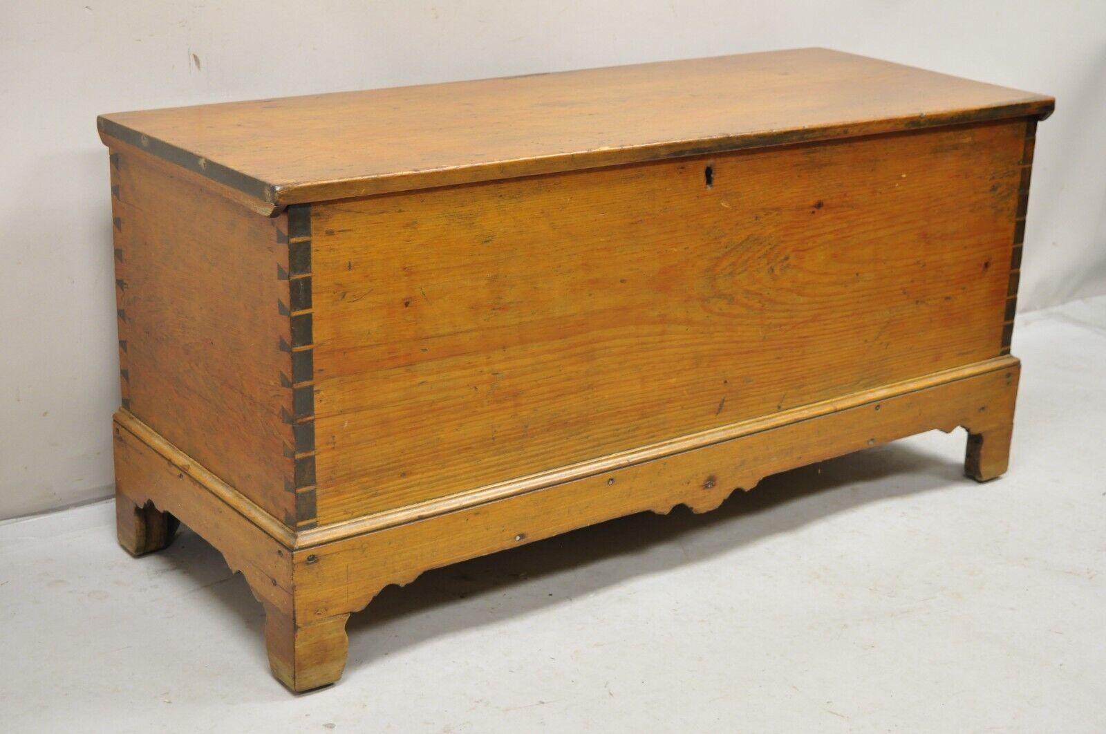 Antique 19th C Chest Dovetailed Primitive Wooden Storage Blanket Chest Trunk en vente 6