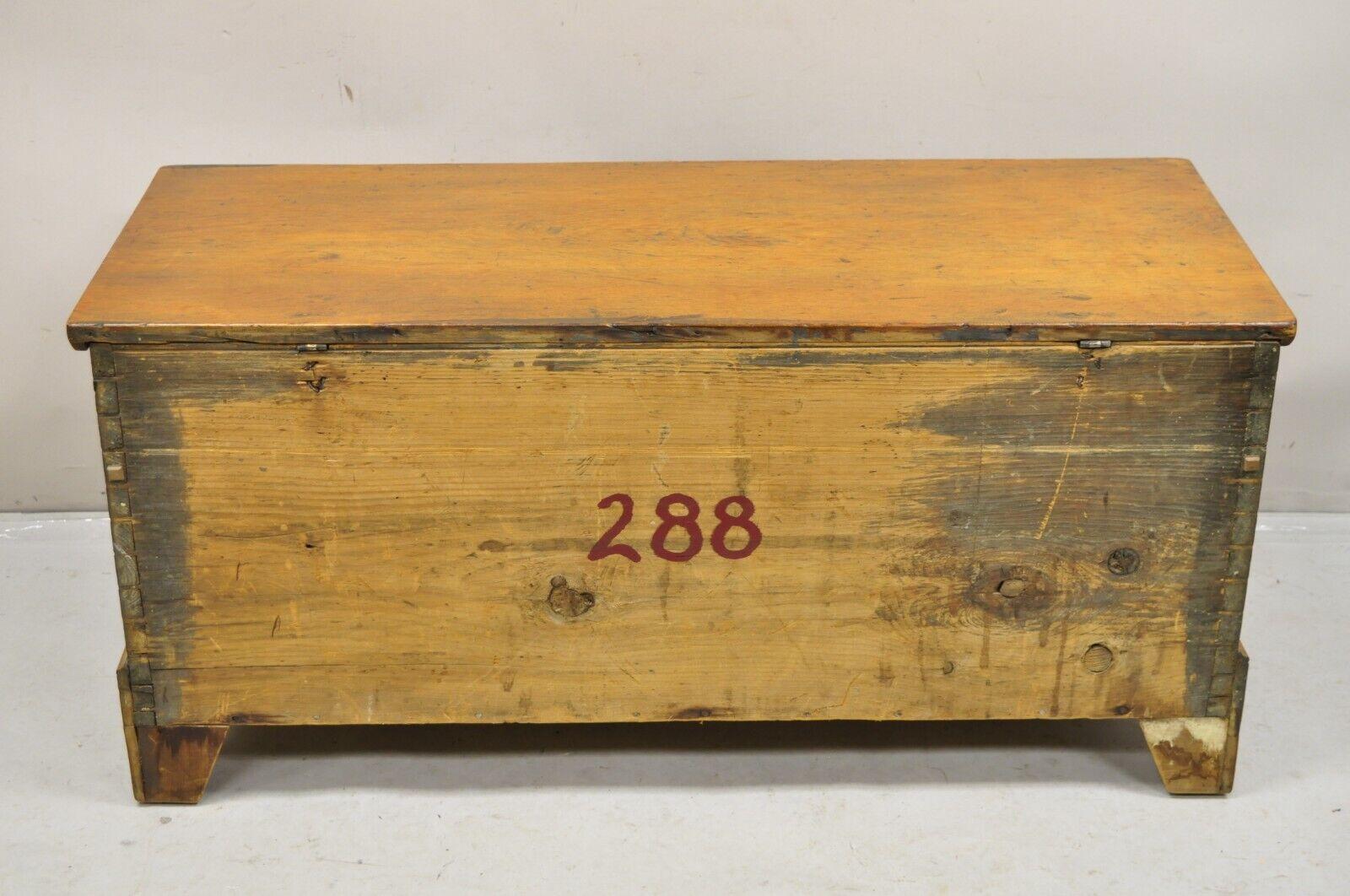 Antique 19th C Chest Dovetailed Primitive Wooden Storage Blanket Chest Trunk en vente 3