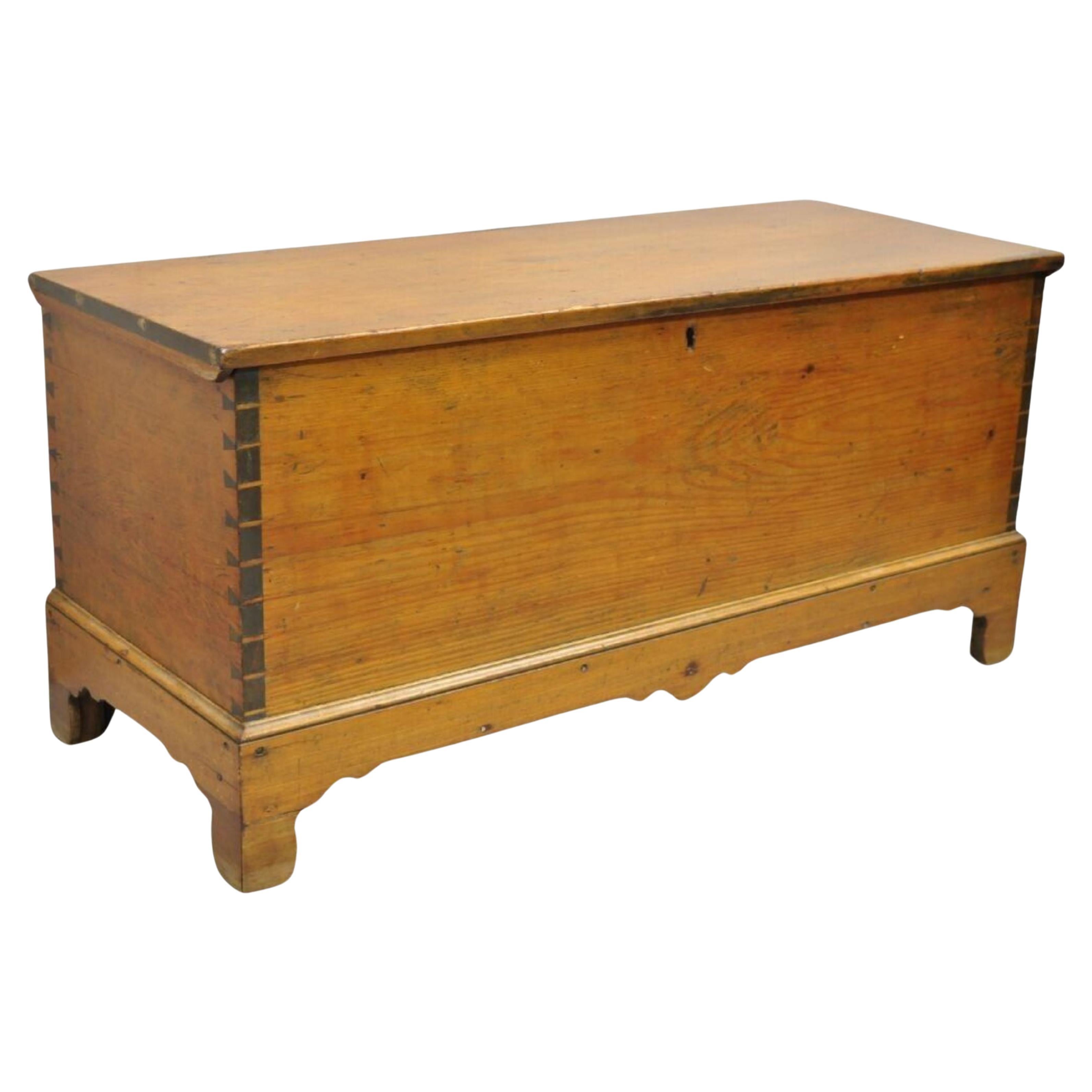 Antique 19th C Chest Dovetailed Primitive Wooden Storage Blanket Chest Trunk en vente