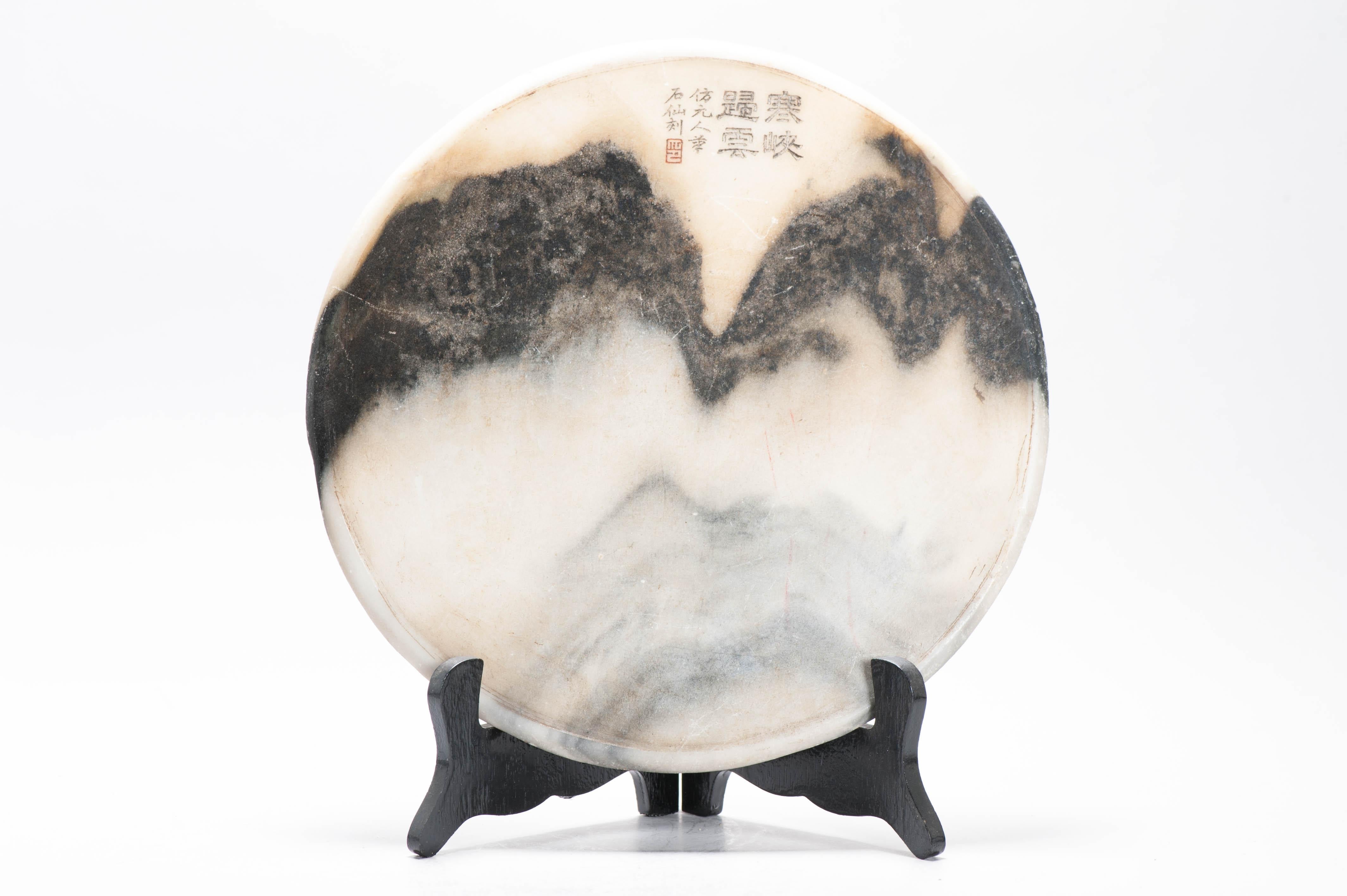 Ein chinesischer Landschaftstraumstein. Beschriftet mit einem Gedicht aus dem 19. Jahrhundert. Der Stein erinnert an die Yuan-Landschaften im Stil von Ni Zan. Diese Felsen wurden von chinesischen Literaten und Gelehrten sehr geschätzt. Diese