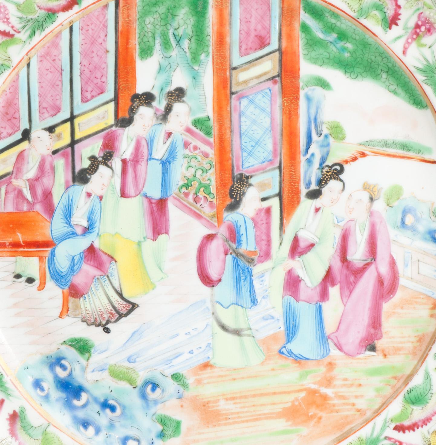 Bel piatto cantonese splendidamente dipinto con molte figure, fiori e animali altamente dettagliati.
Primo periodo di Canton ware Daoguang.
C'è del testo alla base, probabilmente i numeri di inventario del precedente proprietario.


Alcune macchie