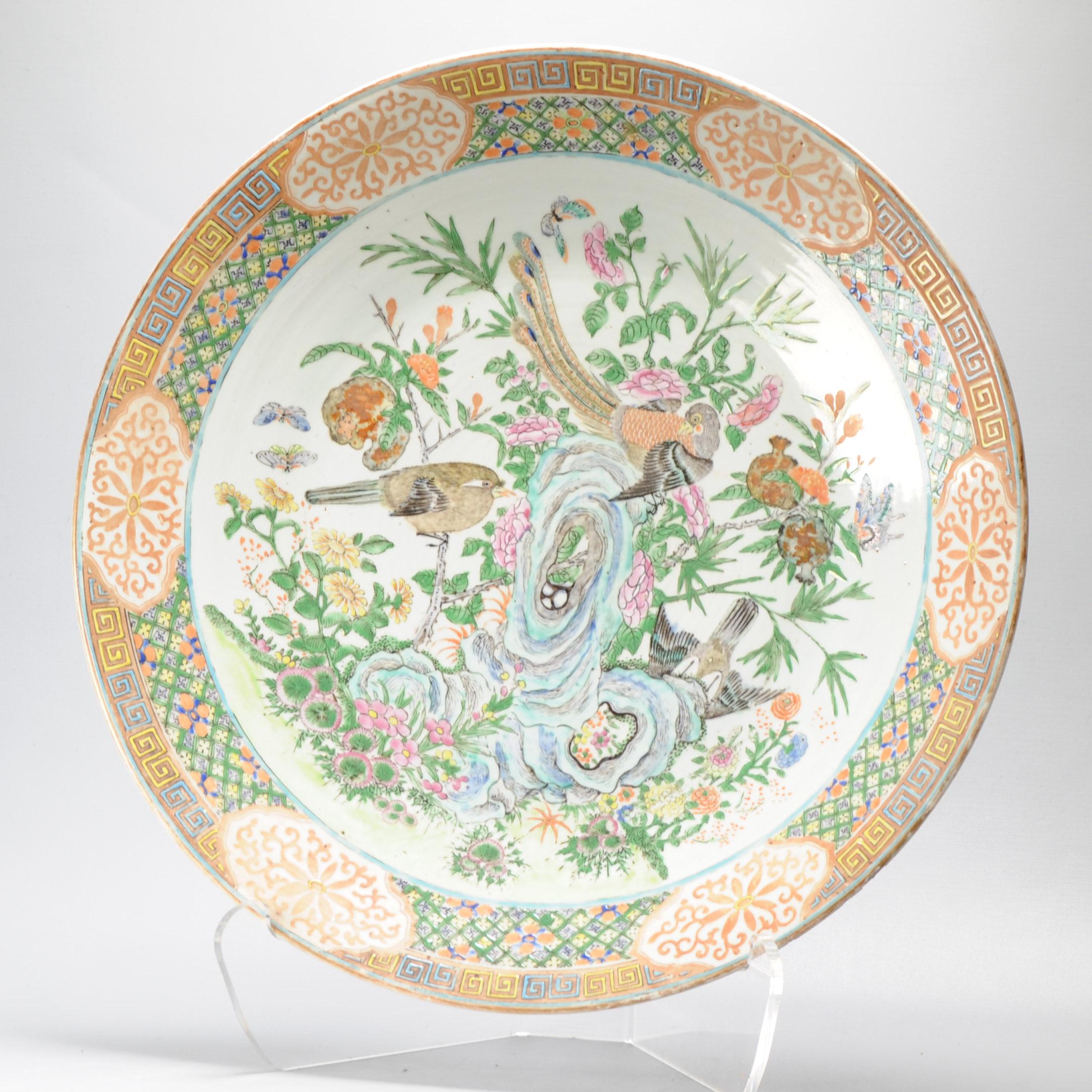 Joli plat cantonais magnifiquement peint avec de nombreux personnages, fleurs et animaux très détaillés.
Période Daoguang du début de la période de Canton.
Il y a du texte à la base, probablement des numéros d'inventaire de l'ancien