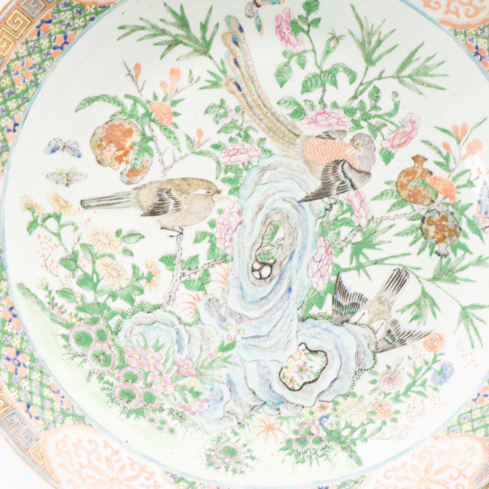 Asiatique Anciennes assiettes figuratives cantonaises en porcelaine chinoise du 19ème siècle Qing Daoguang en vente
