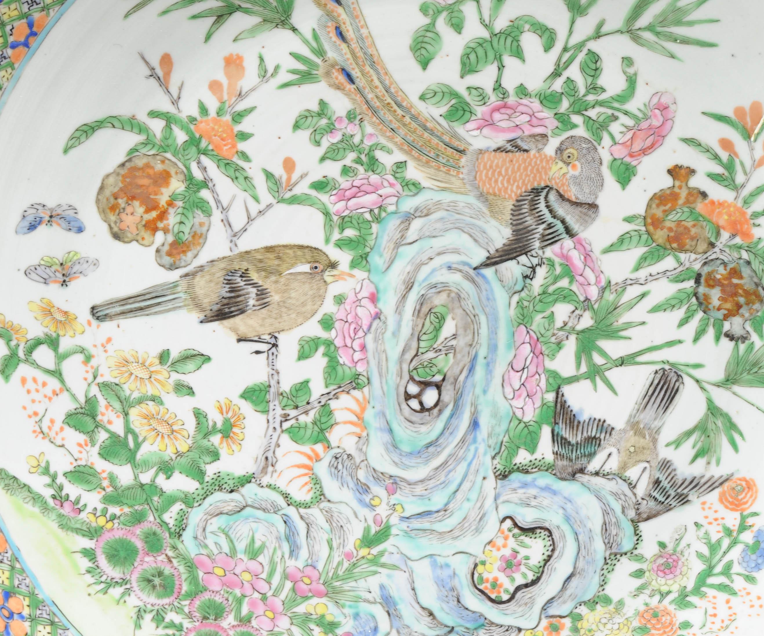 XIXe siècle Anciennes assiettes figuratives cantonaises en porcelaine chinoise du 19ème siècle Qing Daoguang en vente