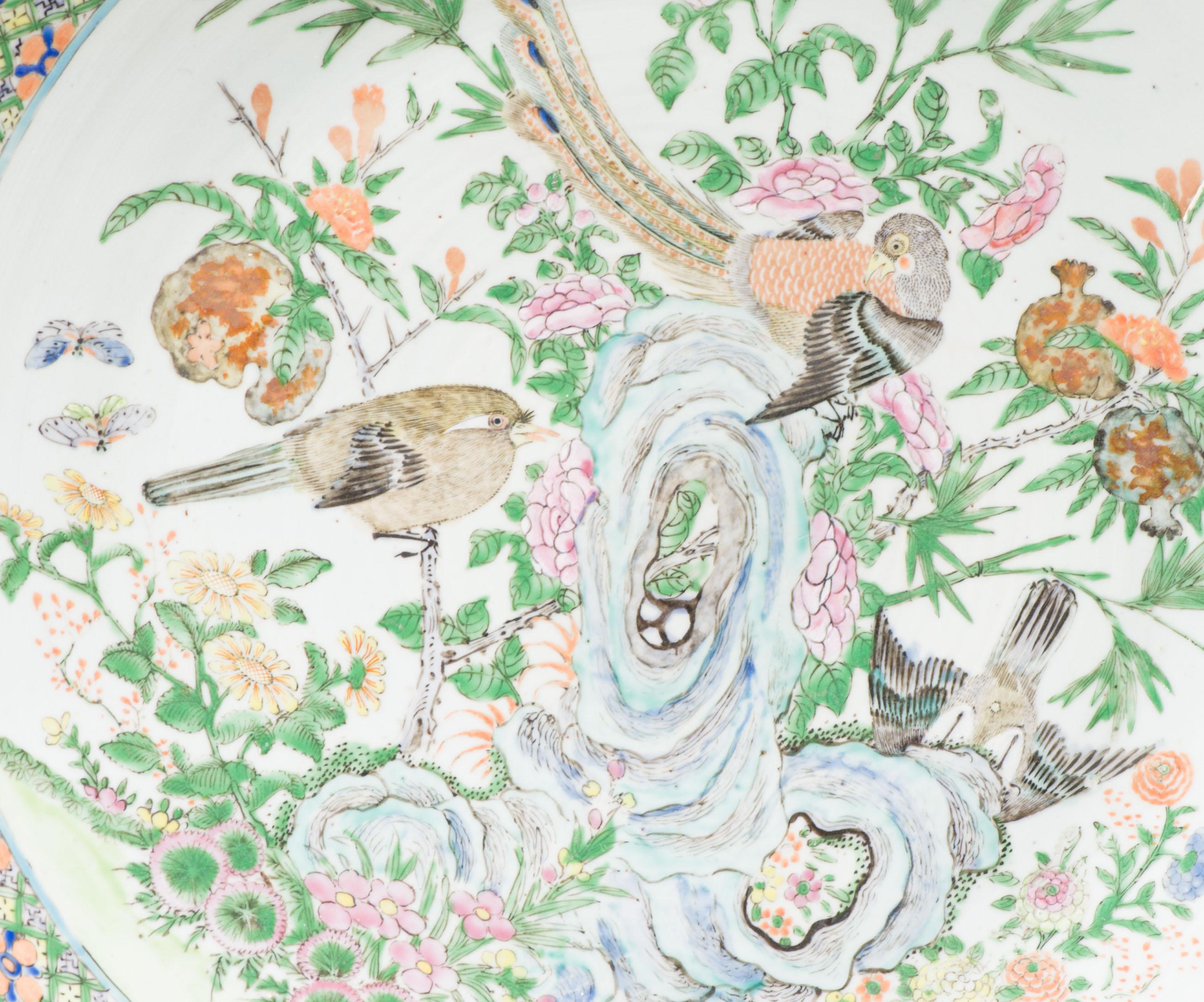 Porcelaine Anciennes assiettes figuratives cantonaises en porcelaine chinoise du 19ème siècle Qing Daoguang en vente