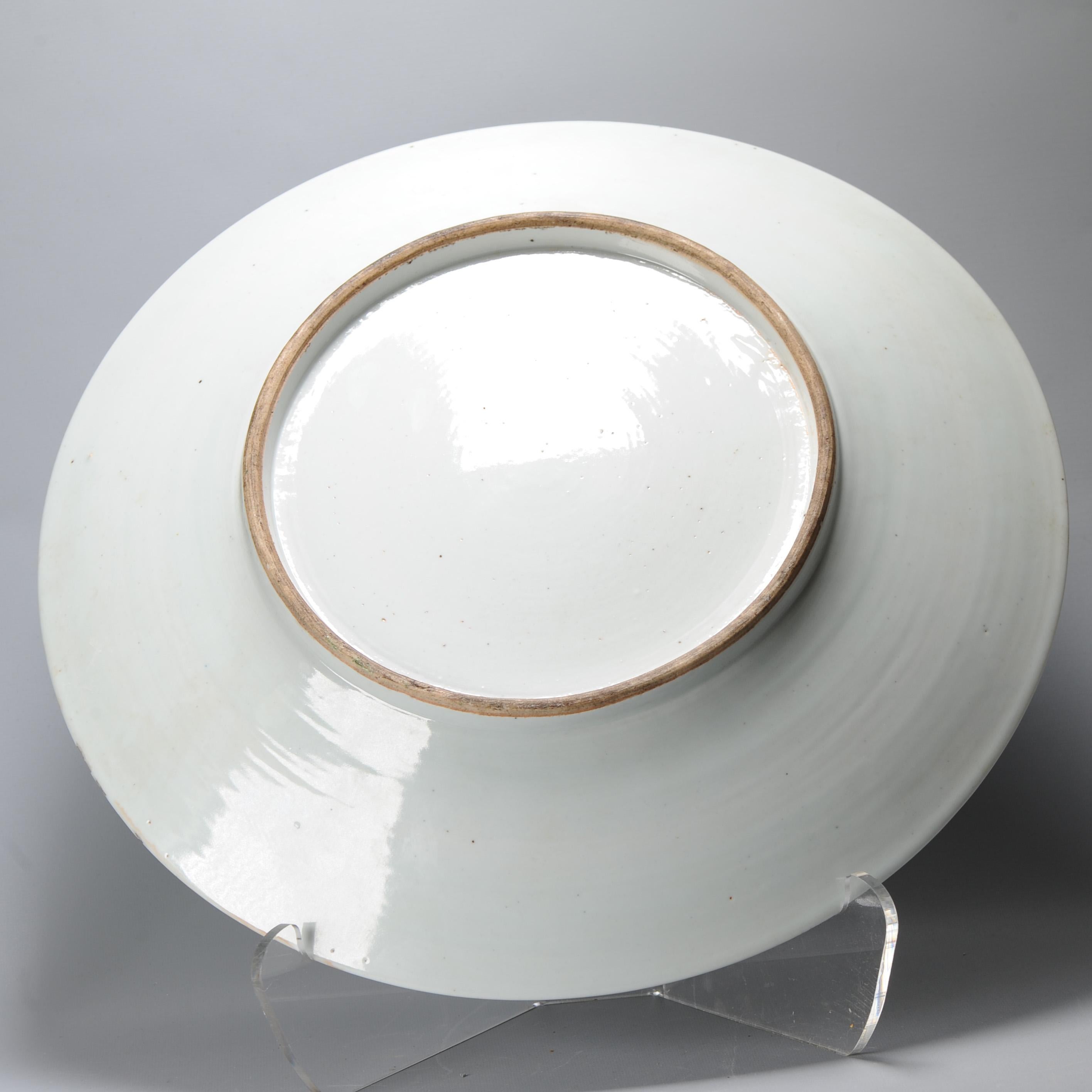 Anciennes assiettes figuratives cantonaises en porcelaine chinoise du 19ème siècle Qing Daoguang en vente 1