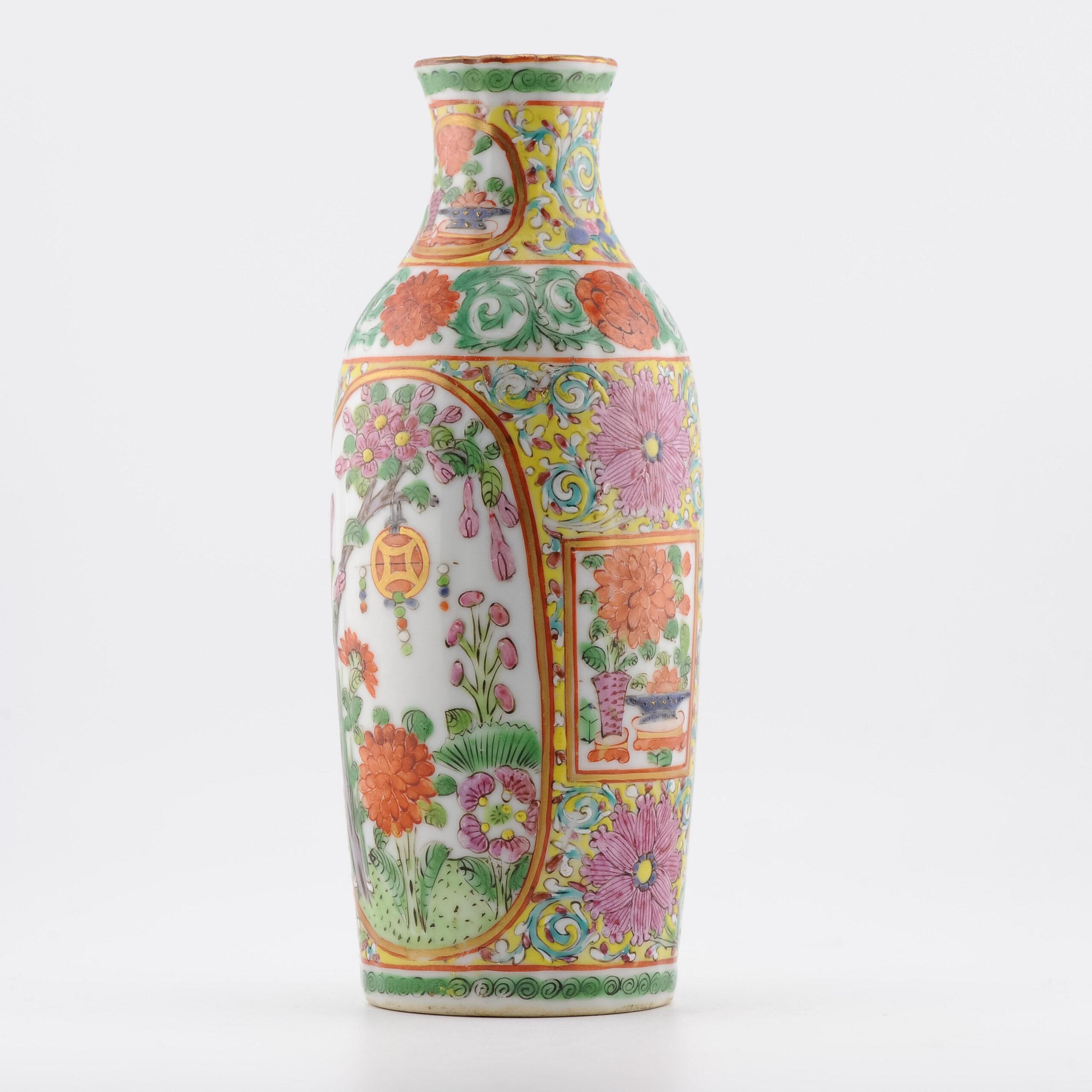 Joli vase cantonais magnifiquement peint avec une décoration du sud-est asiatique.

Condit
Parfait. Taille 18CM de hauteur
Période
19e siècle Qing (1661 - 1912)