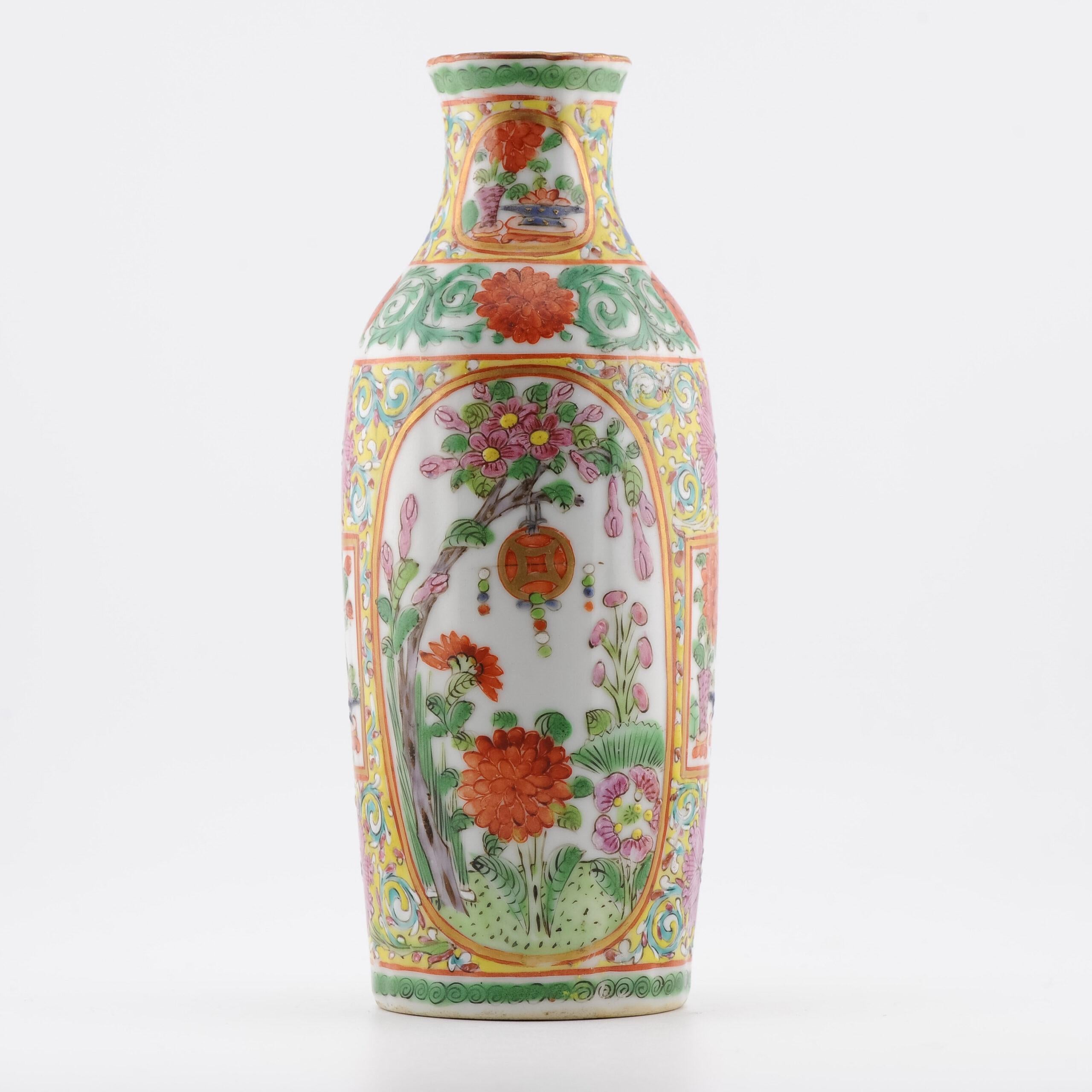 Chinois Objets floraux cantonés anciens en porcelaine chinoise du 19ème siècle Qing Daoguang en vente