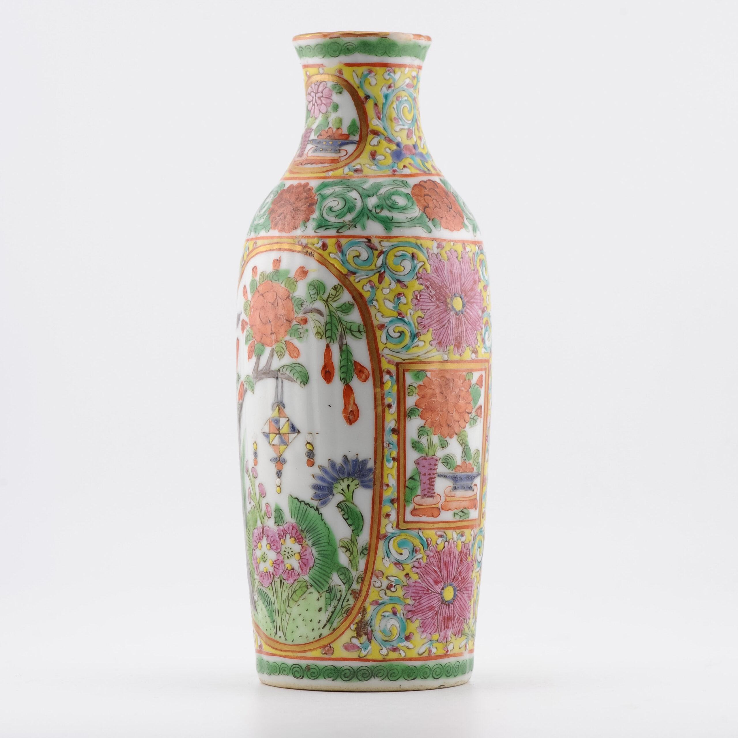 Objets floraux cantonés anciens en porcelaine chinoise du 19ème siècle Qing Daoguang Bon état - En vente à Amsterdam, Noord Holland