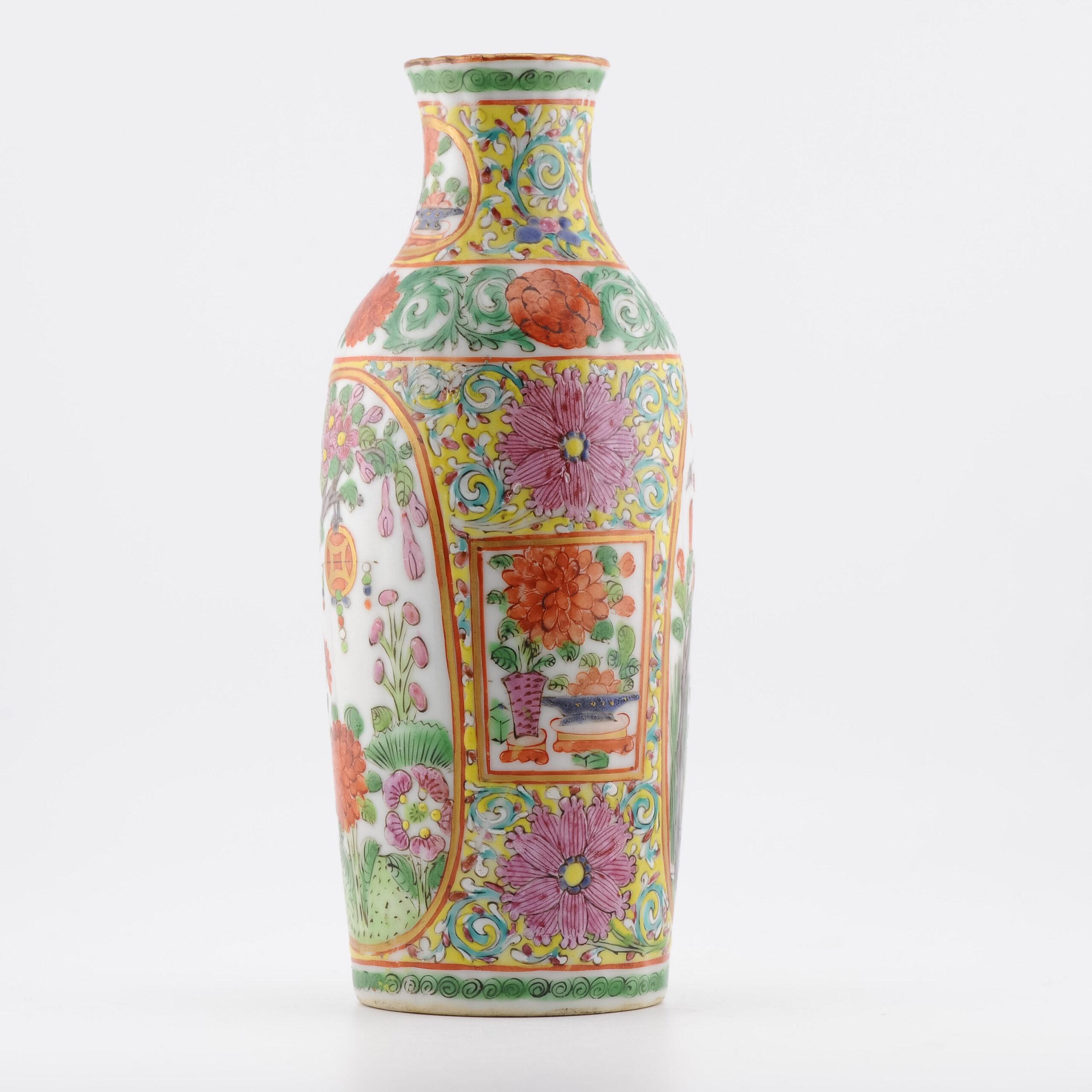 Objets floraux cantonés anciens en porcelaine chinoise du 19ème siècle Qing Daoguang en vente 1