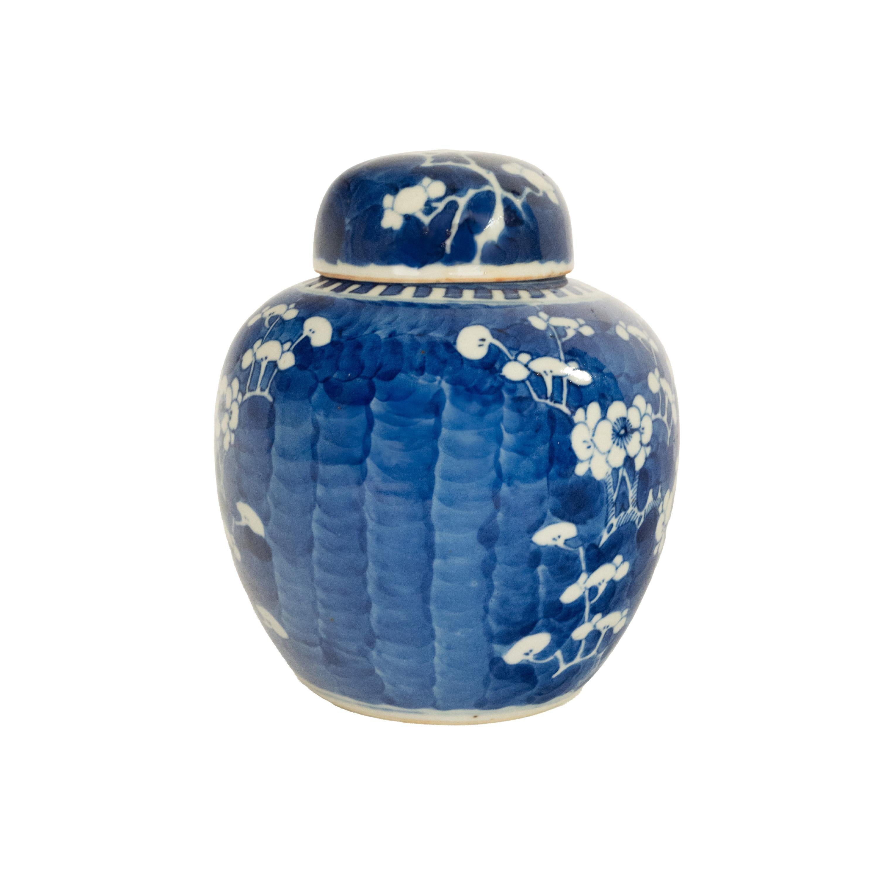 Chinois Ancienne jarre de jarre à gingembre bleu et blanc en porcelaine de Qing du 19e siècle, Kangxi 1850