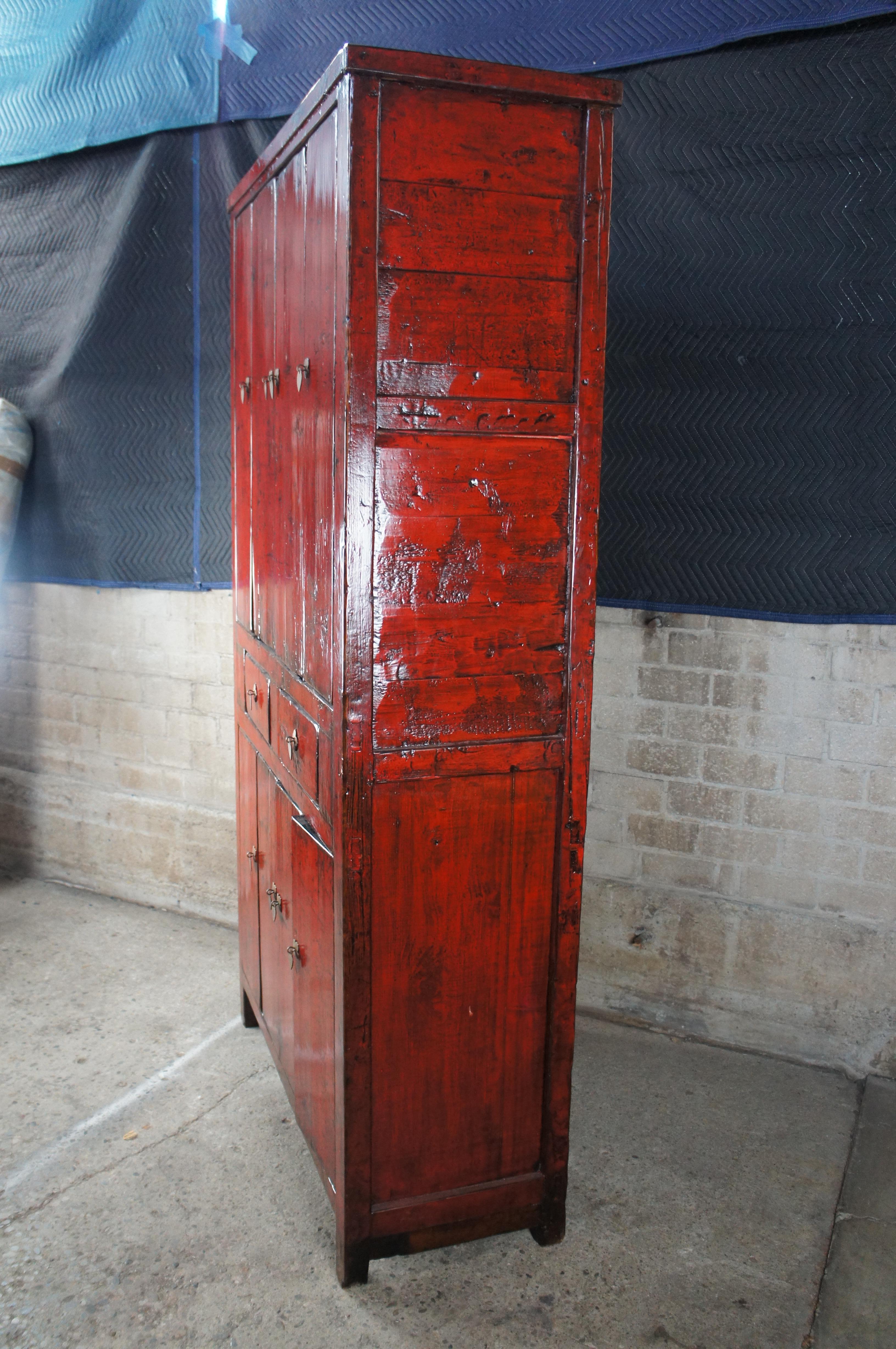 Armoire d'armoire chinoise du 19ème siècle en orme laqué rouge et en lin 89 po. en vente 4