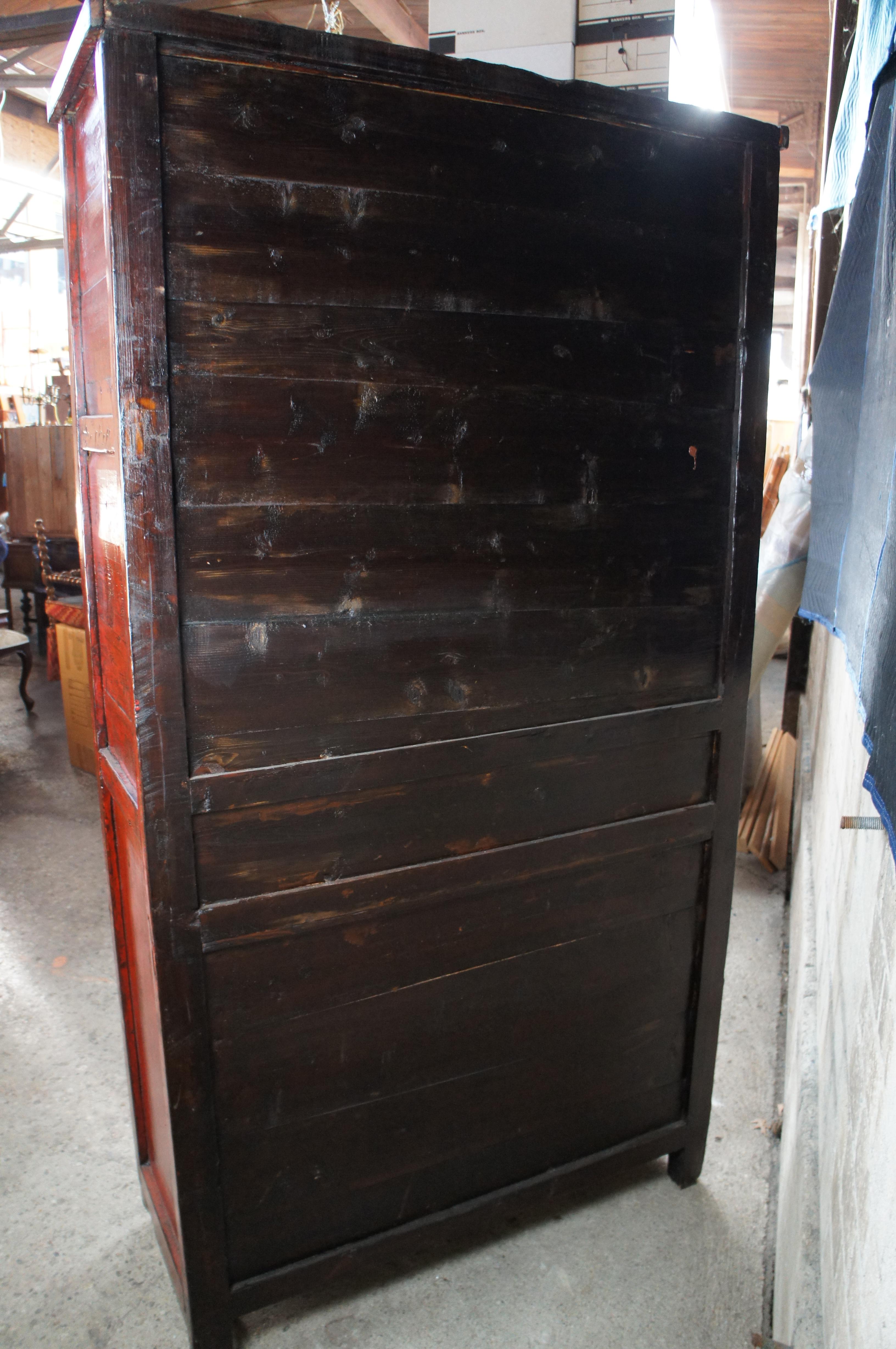 Armoire d'armoire chinoise du 19ème siècle en orme laqué rouge et en lin 89 po. en vente 5