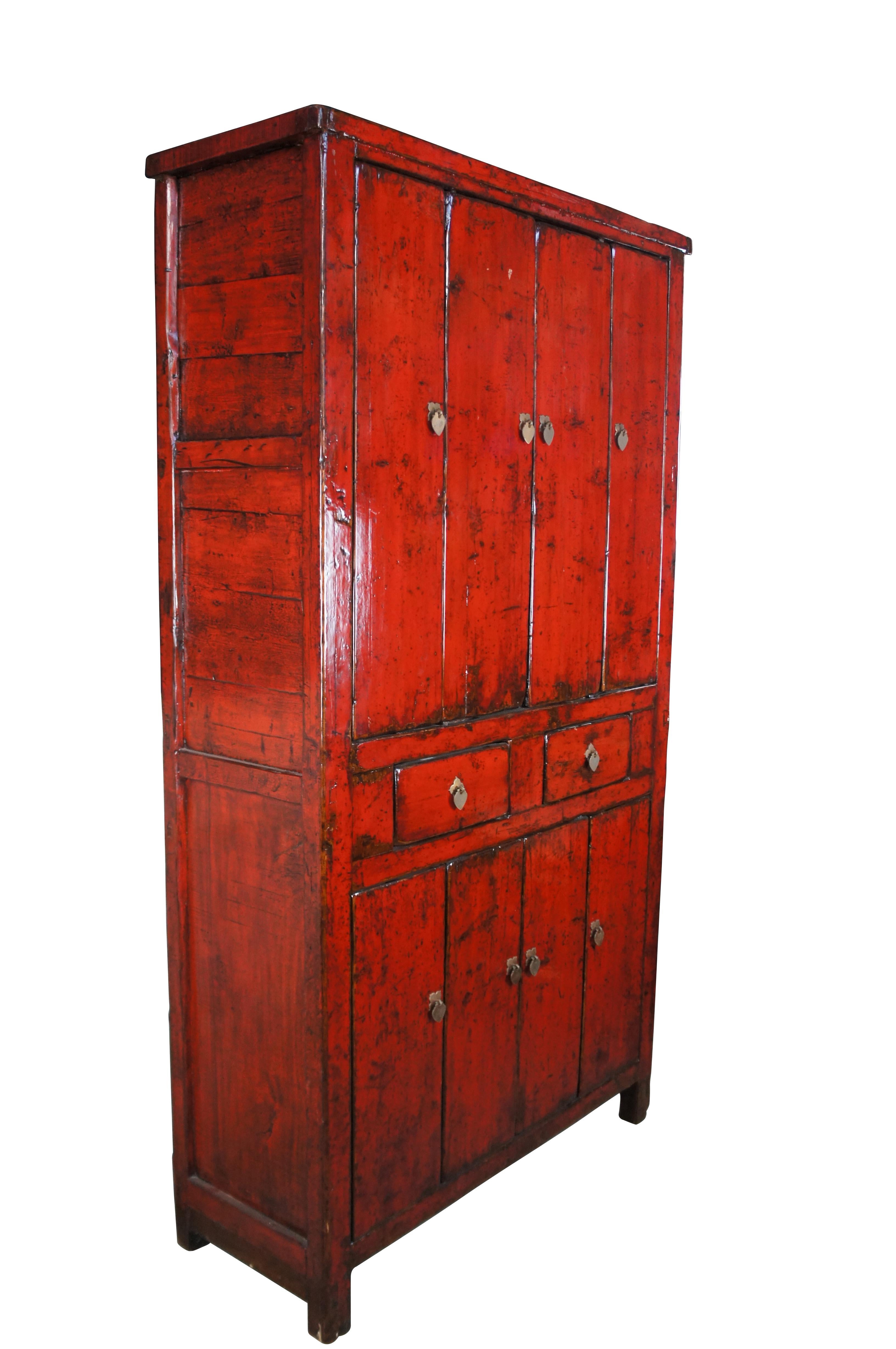 Chinoiseries Armoire d'armoire chinoise du 19ème siècle en orme laqué rouge et en lin 89 po. en vente