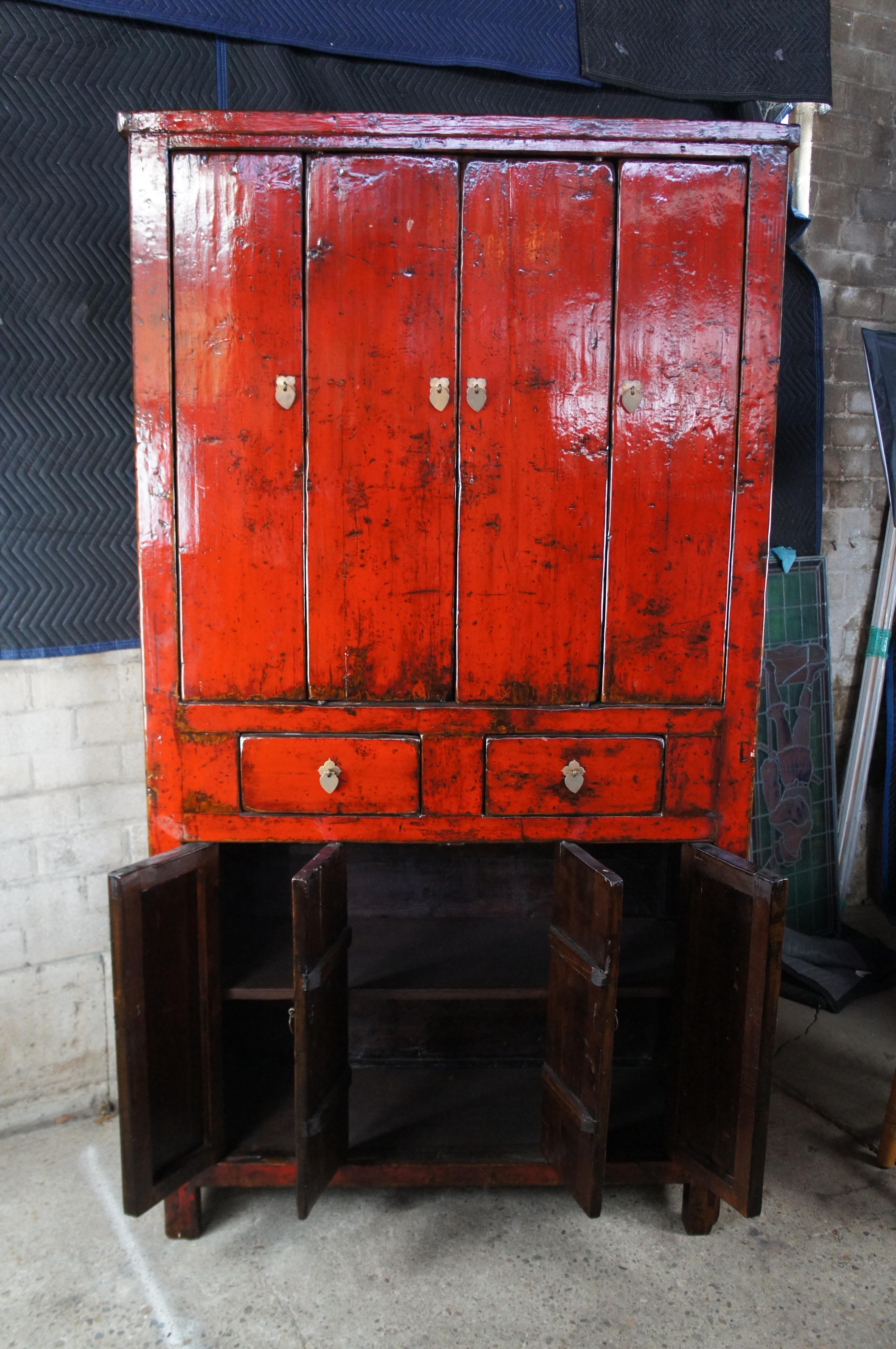 Armoire d'armoire chinoise du 19ème siècle en orme laqué rouge et en lin 89 po. en vente 1
