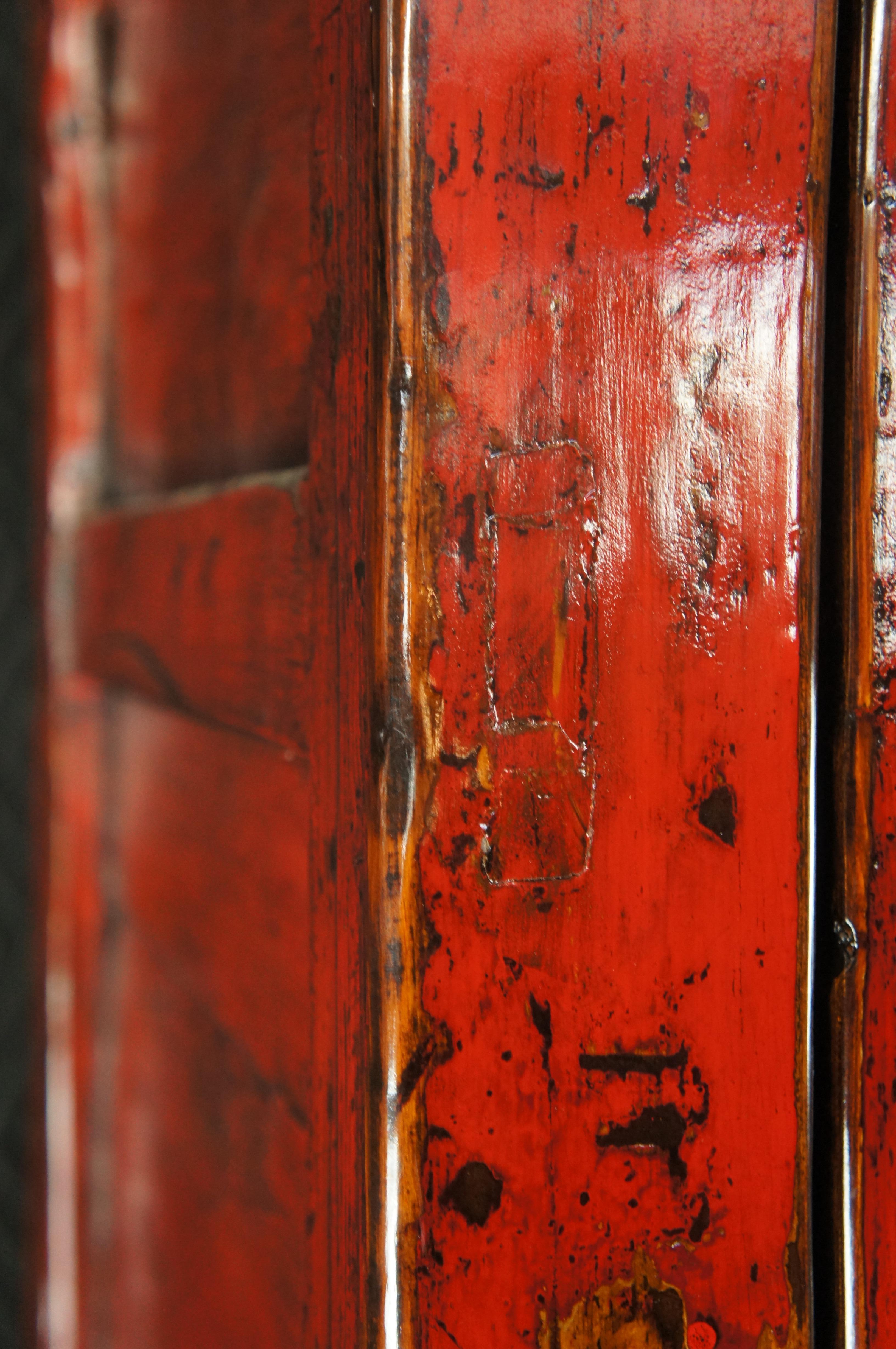 Armoire d'armoire chinoise du 19ème siècle en orme laqué rouge et en lin 89 po. en vente 3