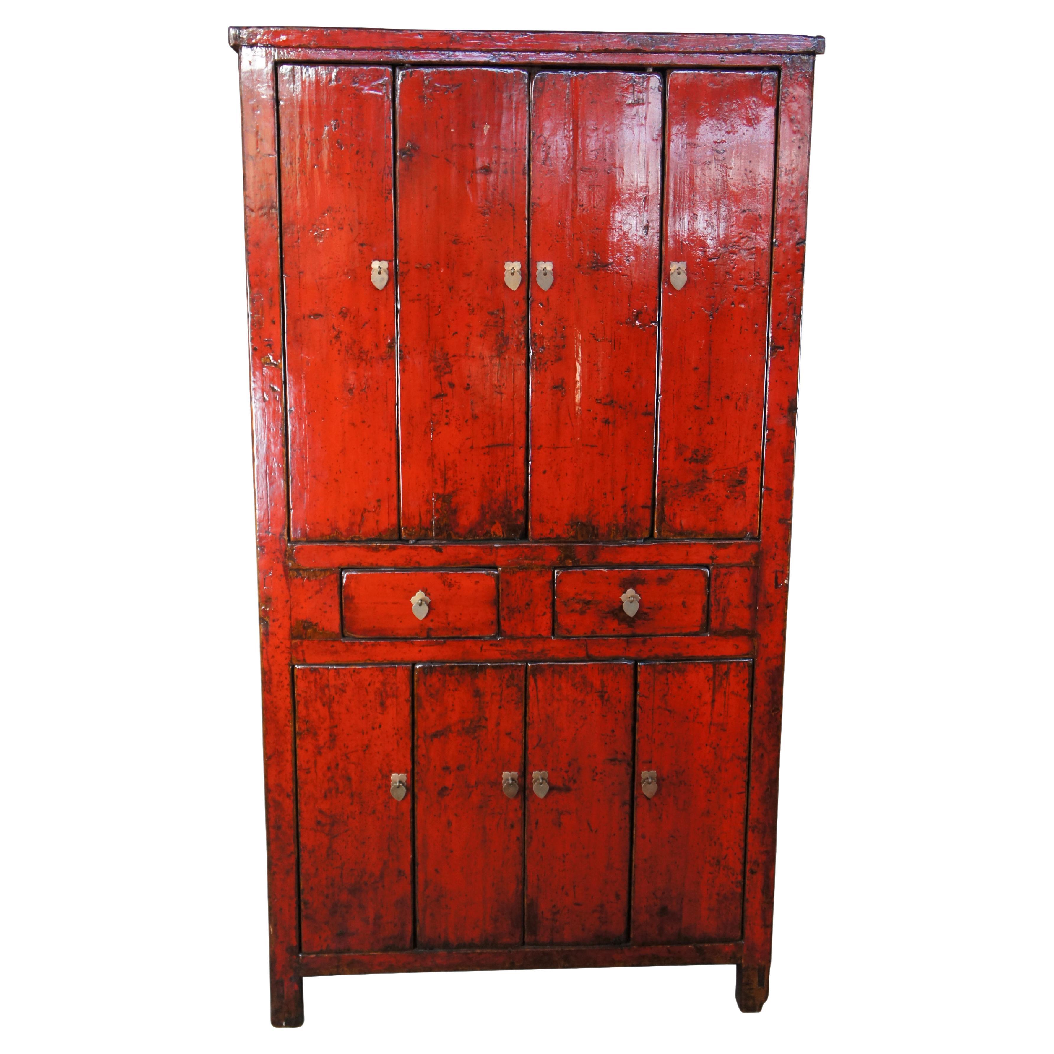 Armoire d'armoire chinoise du 19ème siècle en orme laqué rouge et en lin 89 po. en vente