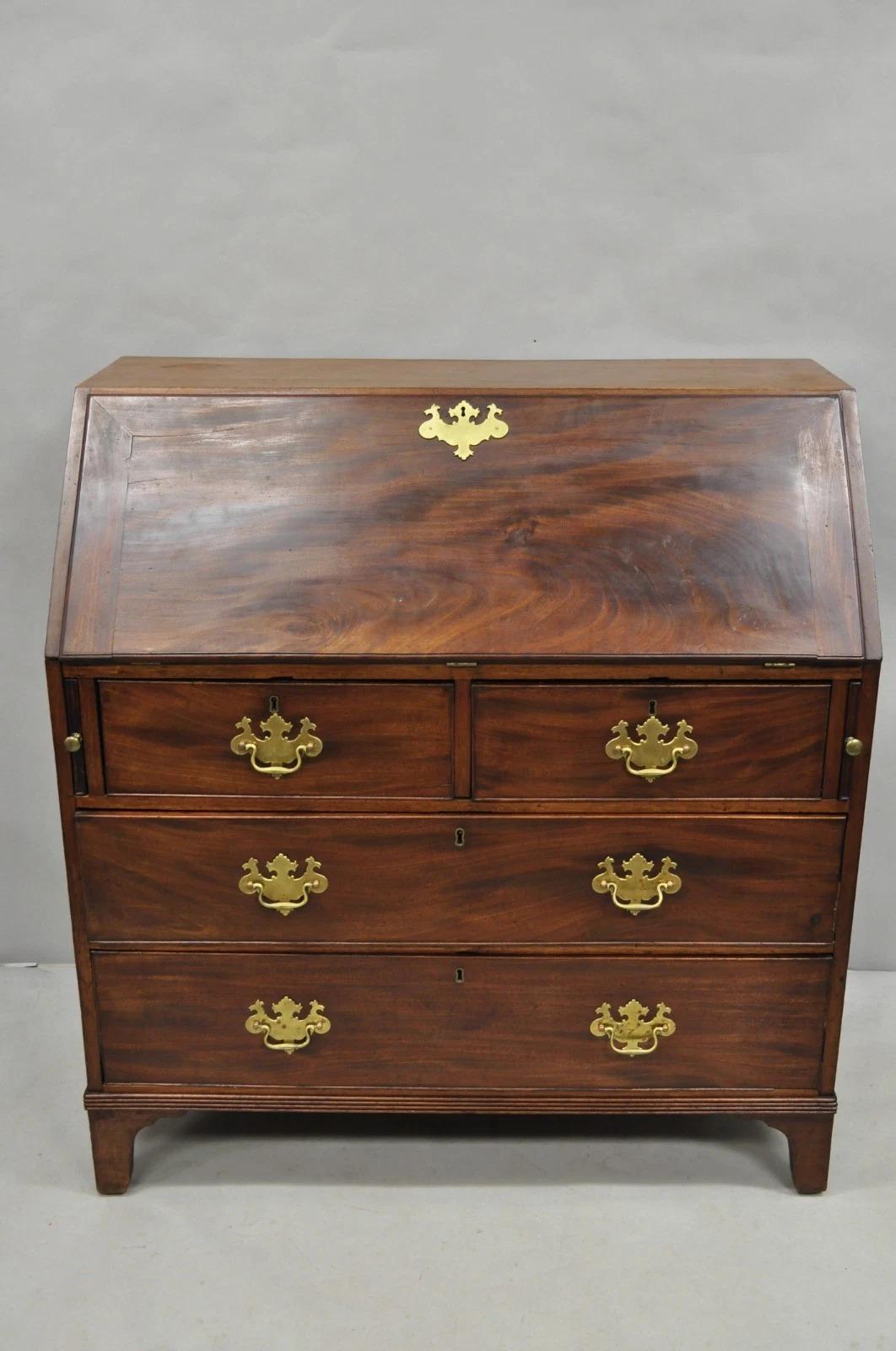 Antica scrivania Chippendale George III in mogano a fronte obliqua del 19° secolo in vendita 12