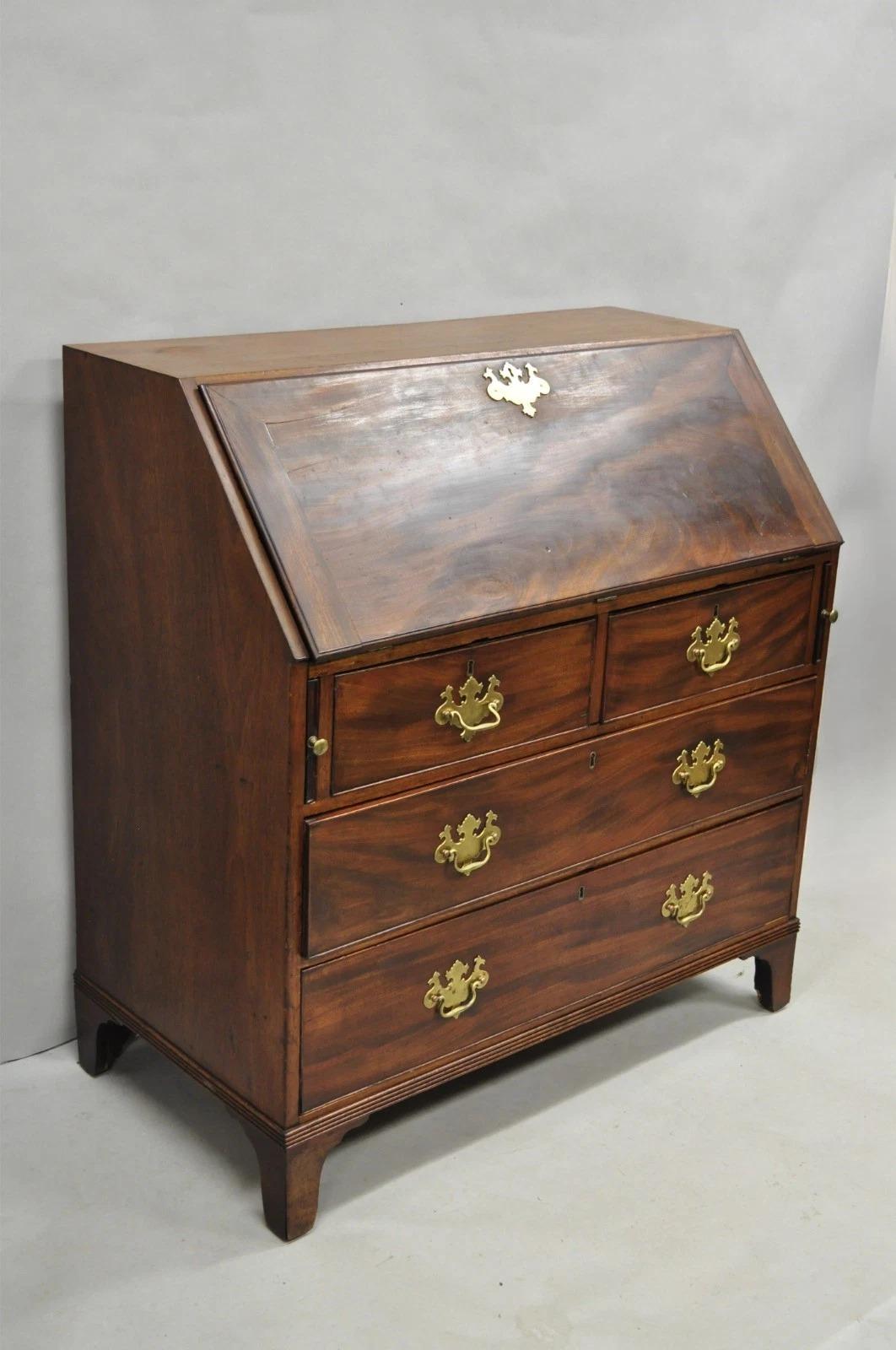 Inviaci un messaggio con il tuo codice postale per richiedere un preventivo per la spedizione negli Stati Uniti.

Antica scrivania a fronte obliqua in mogano del 19° C. Chippendale George III. L'articolo presenta ferramenta in ottone massiccio,