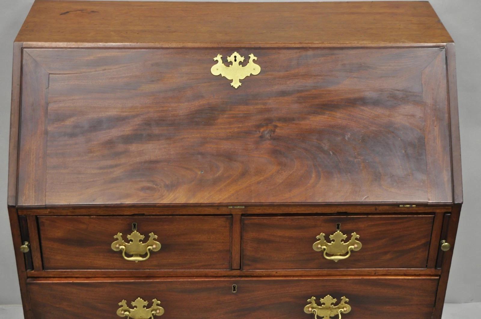 Sconosciuto Antica scrivania Chippendale George III in mogano a fronte obliqua del 19° secolo in vendita