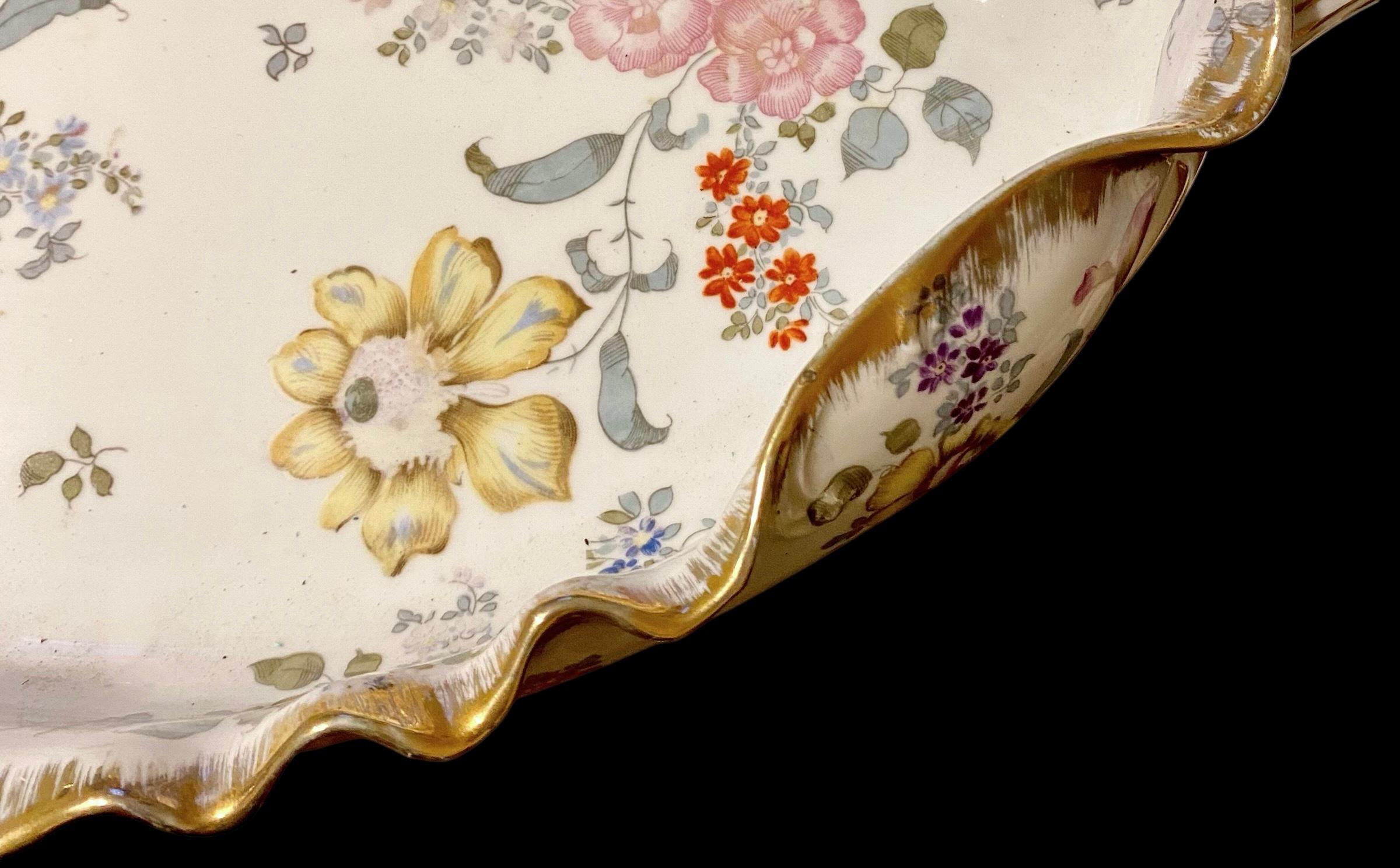 A.I.C. Dresden Porcelain Center Bowl décorations florales et dorées en vente 2