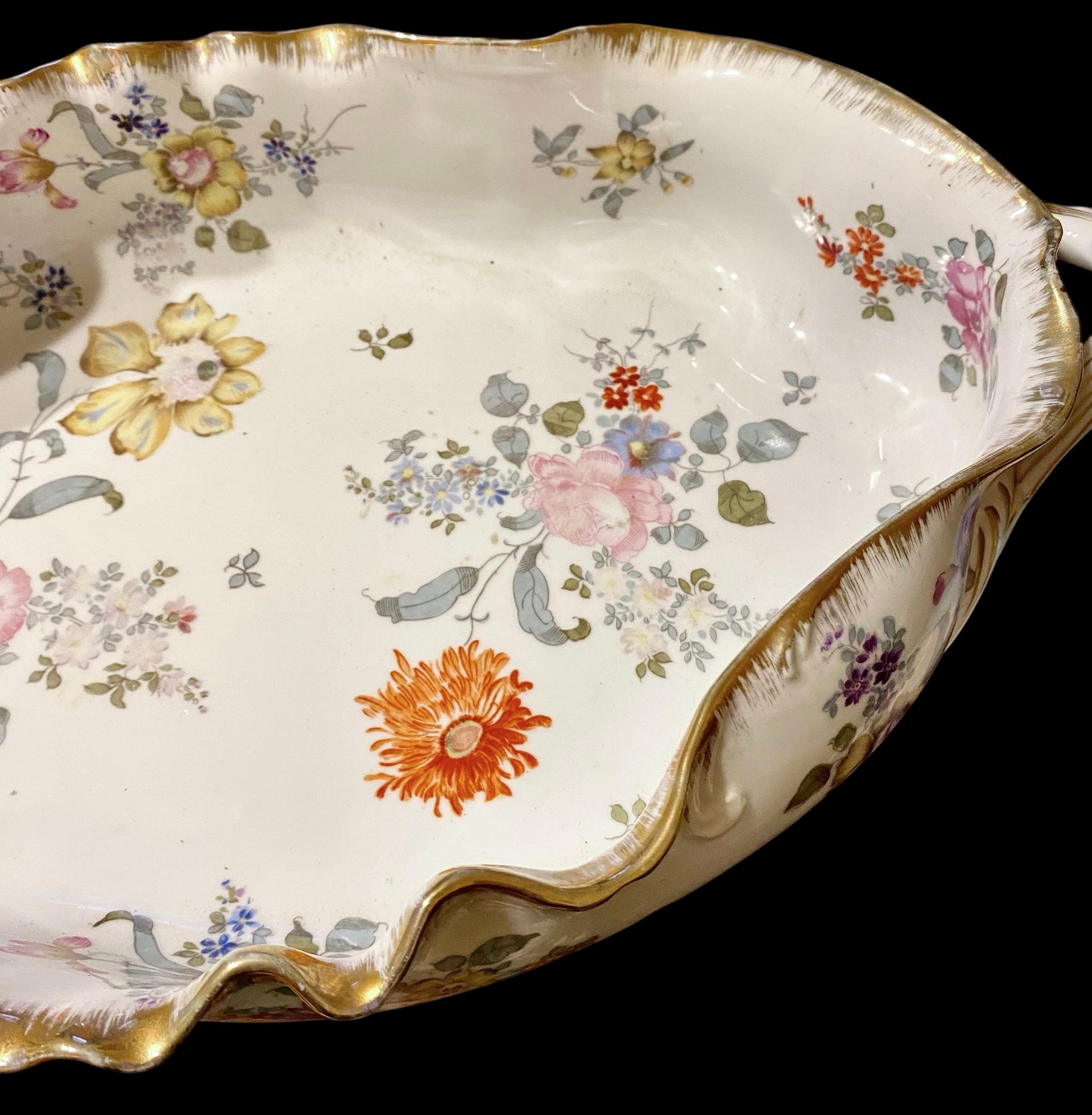A.I.C. Dresden Porcelain Center Bowl décorations florales et dorées en vente 3