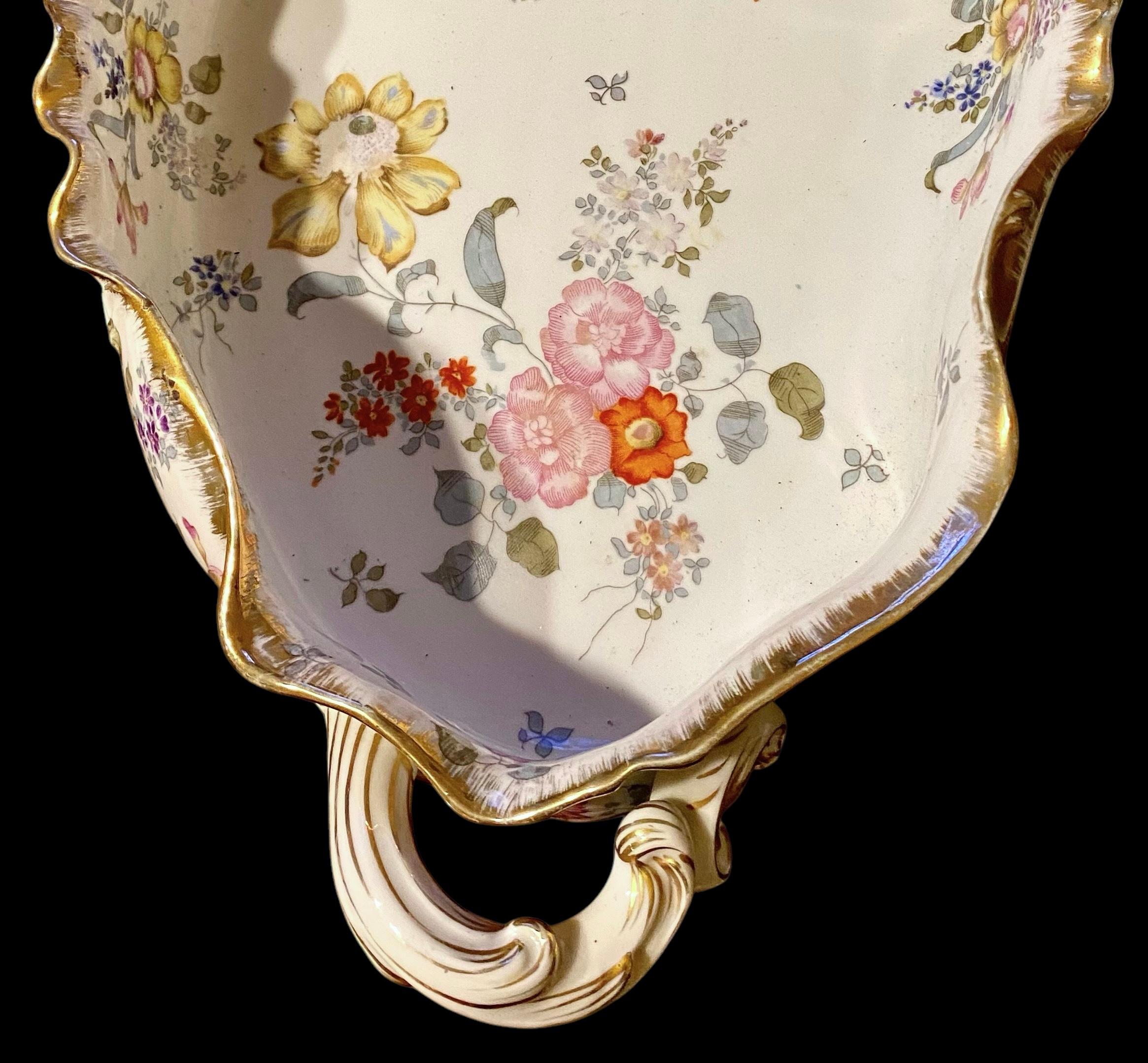 A.I.C. Dresden Porcelain Center Bowl décorations florales et dorées en vente 4