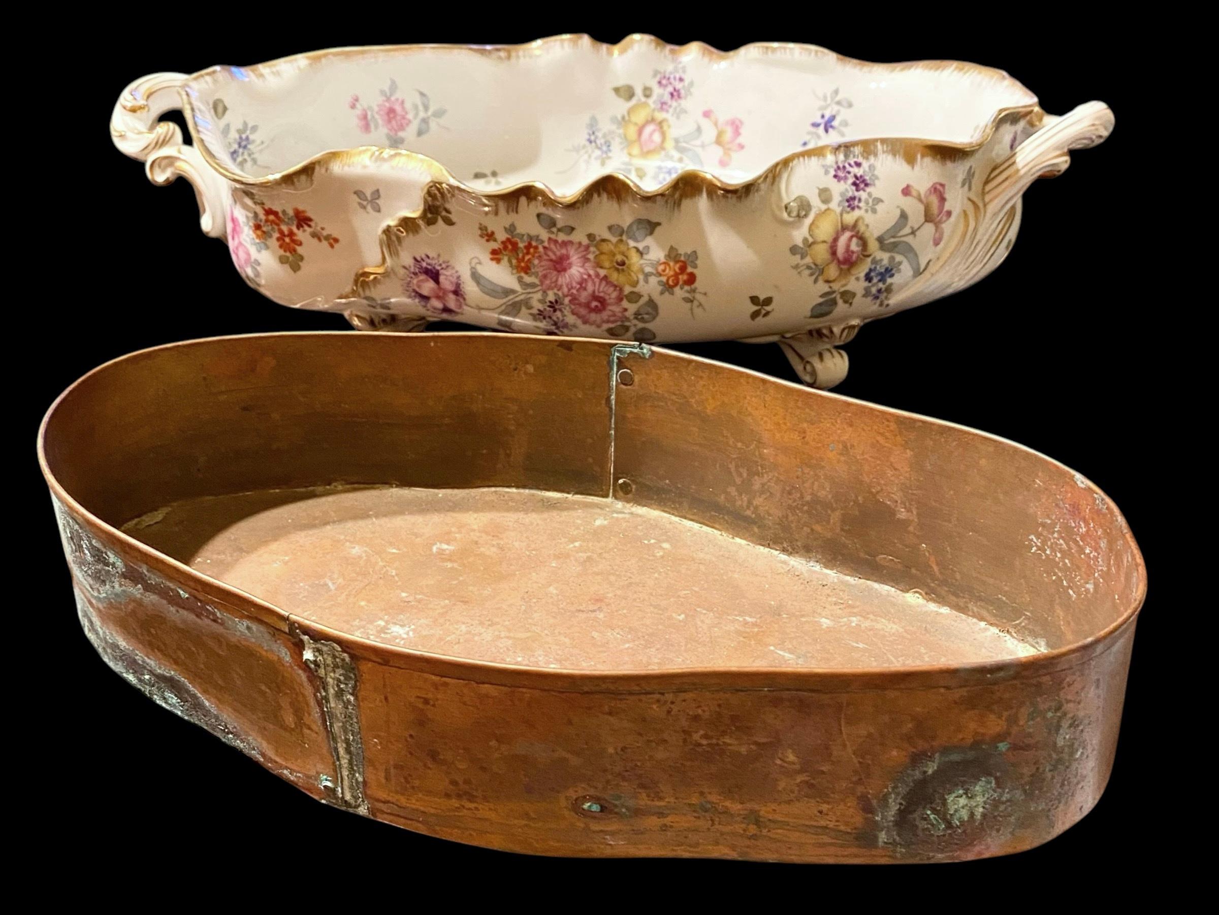 Un superbe centre de table en porcelaine de Dresde des années 1860, avec des transferts floraux et des décorations dorées, maintenant équipé d'une doublure en cuivre amovible plus récente et de qualité.   

La plupart des premiers modèles de