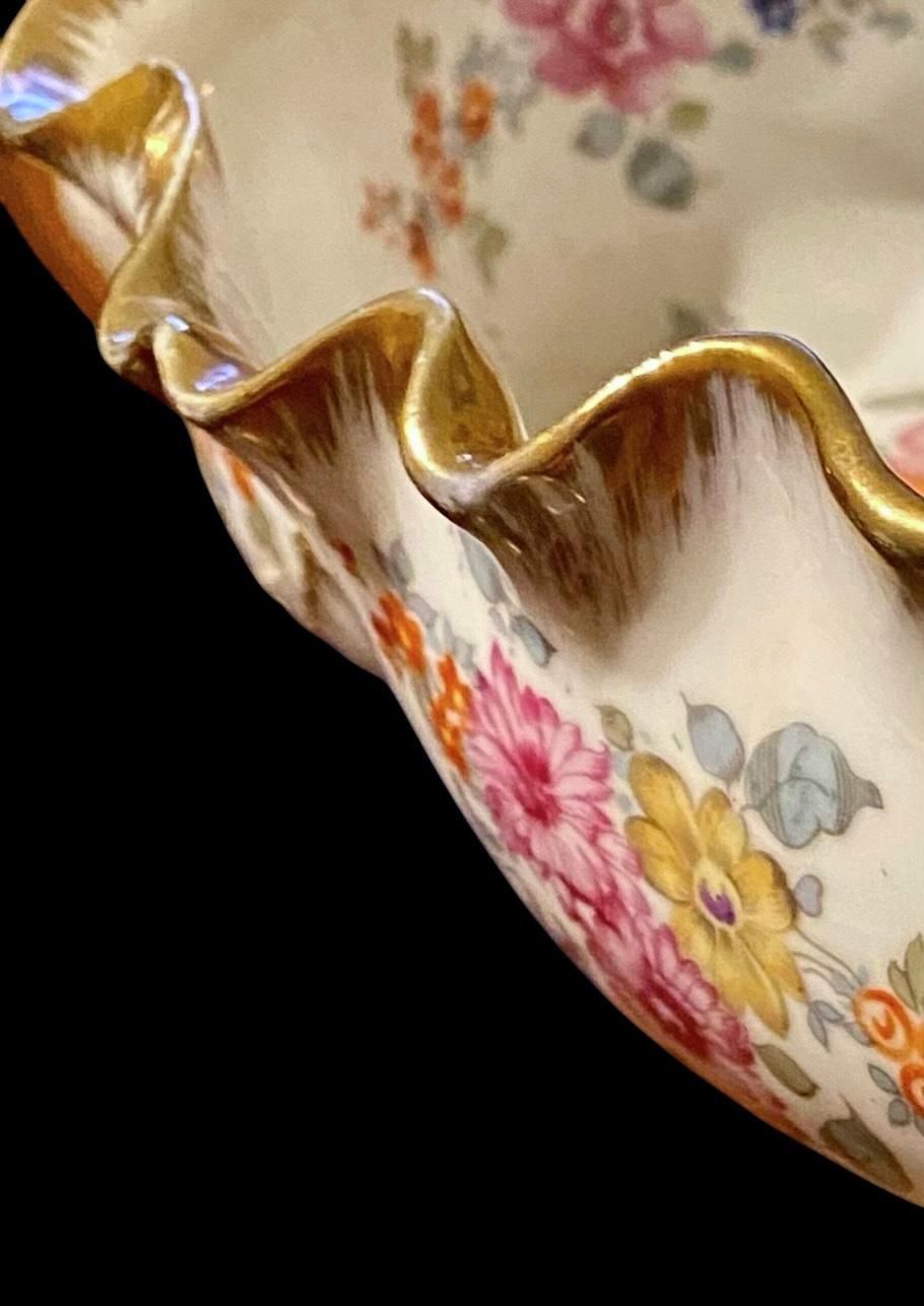 Allemand A.I.C. Dresden Porcelain Center Bowl décorations florales et dorées en vente