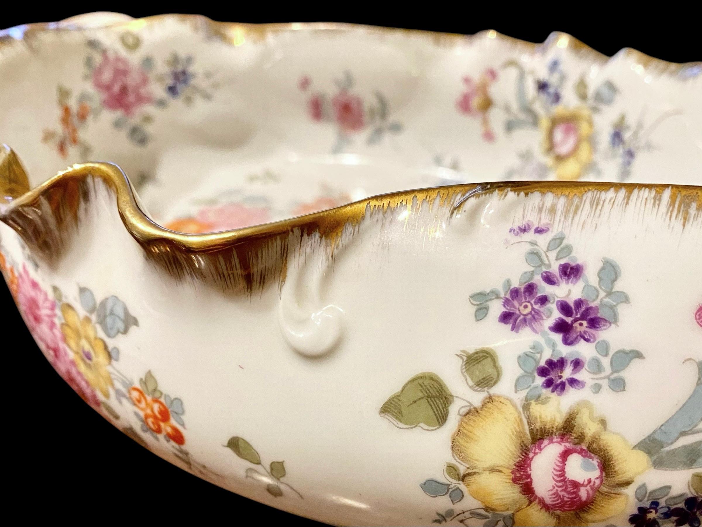 A.I.C. Dresden Porcelain Center Bowl décorations florales et dorées Bon état - En vente à New Orleans, LA
