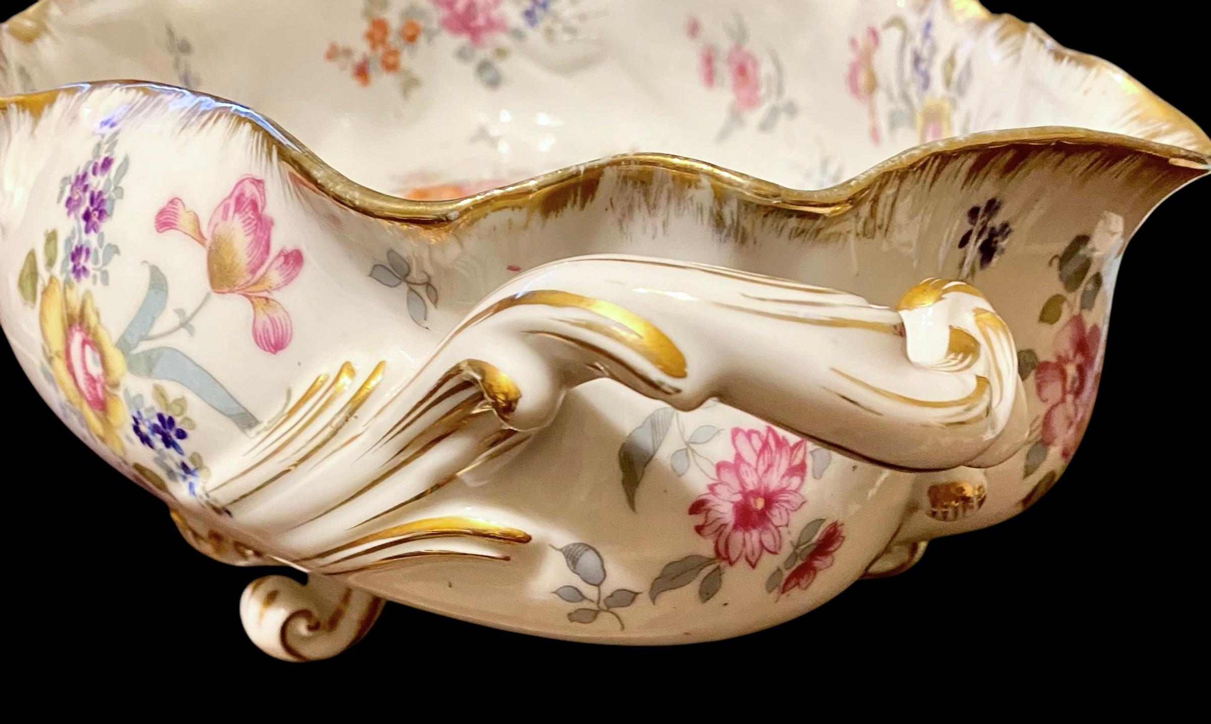 Milieu du XIXe siècle A.I.C. Dresden Porcelain Center Bowl décorations florales et dorées en vente
