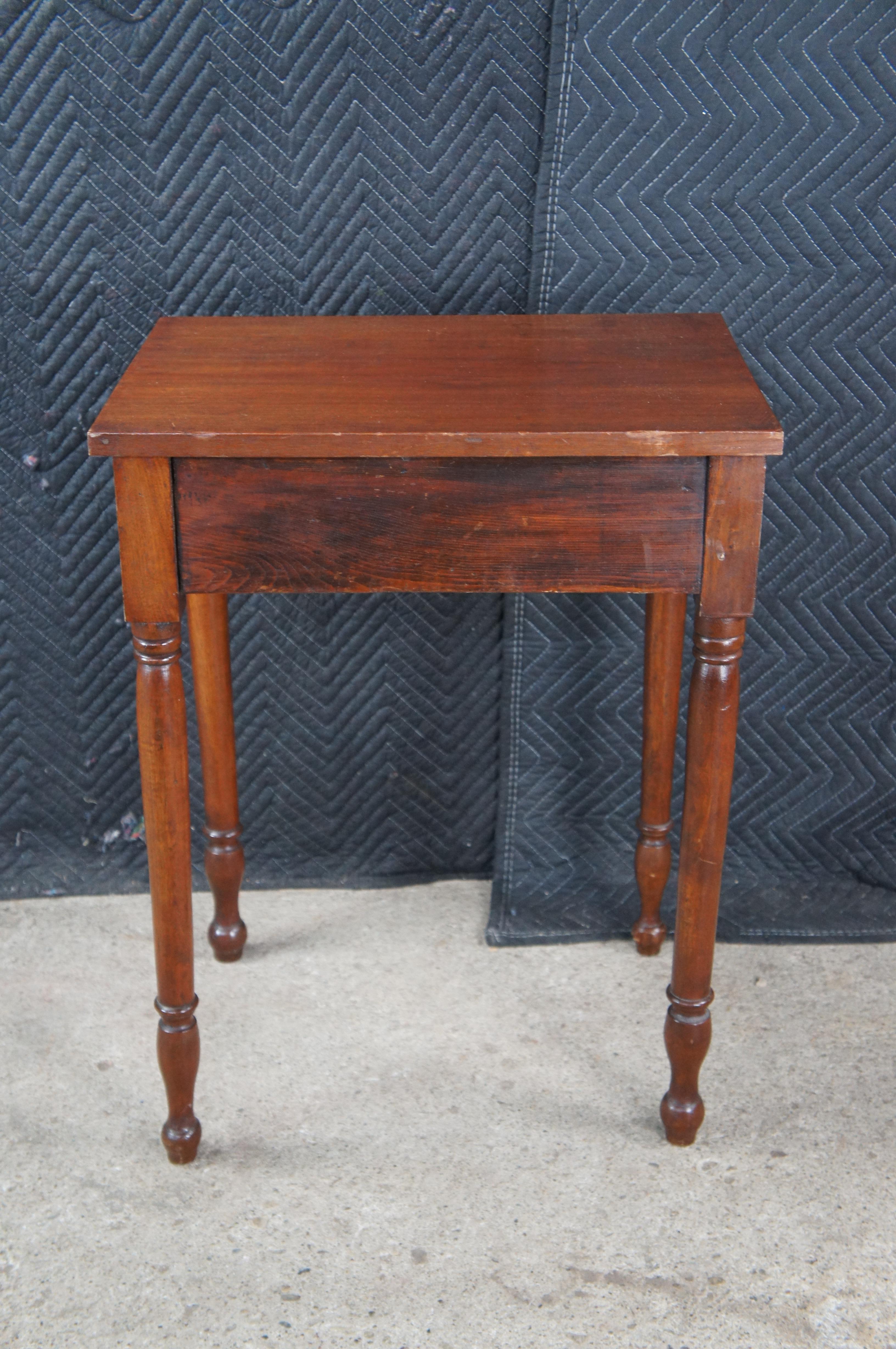 Antigua mesa de noche lateral de nogal primitivo americano del siglo XIX 29 en venta 4