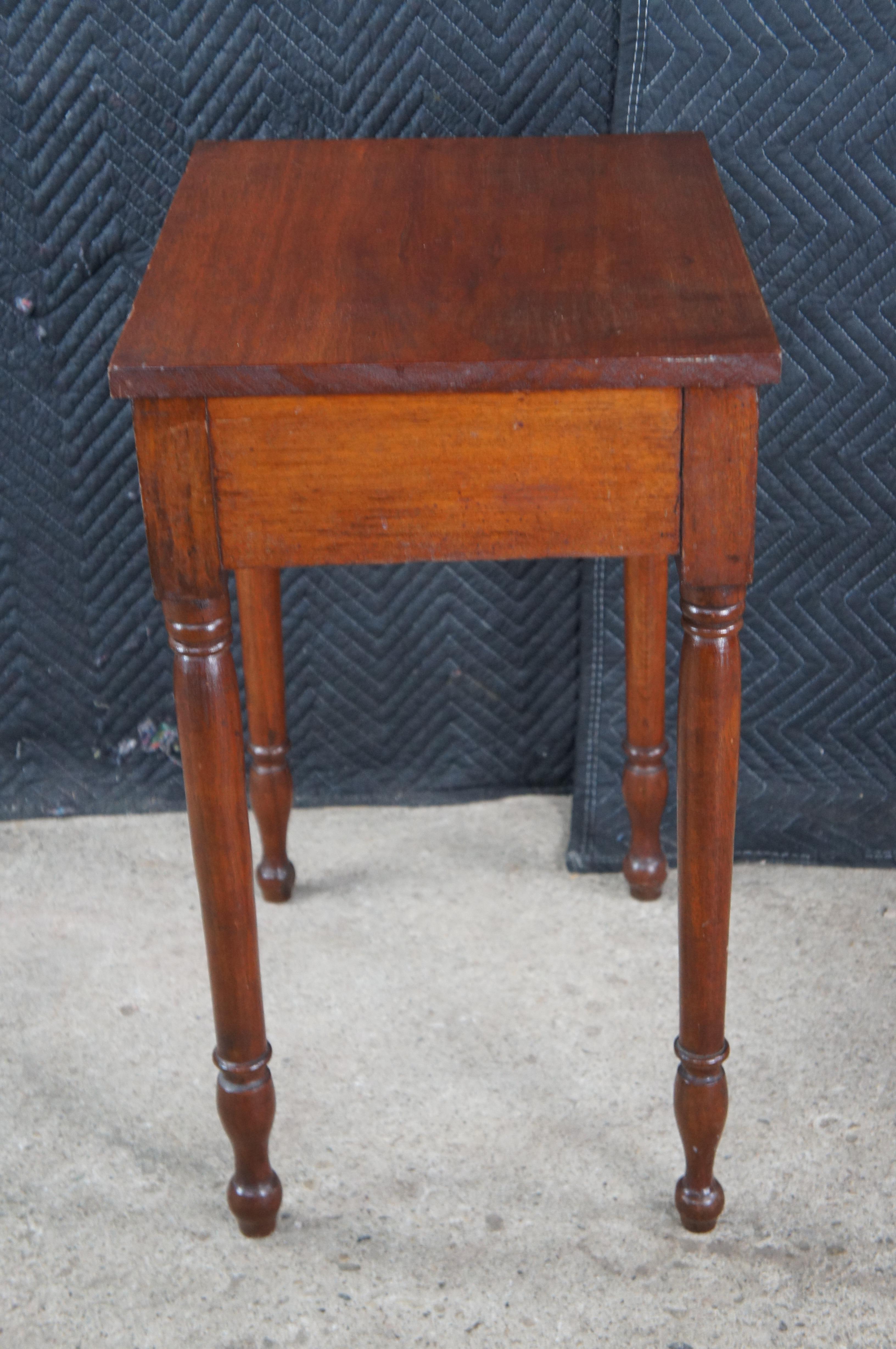 Antigua mesa de noche lateral de nogal primitivo americano del siglo XIX 29 en venta 5