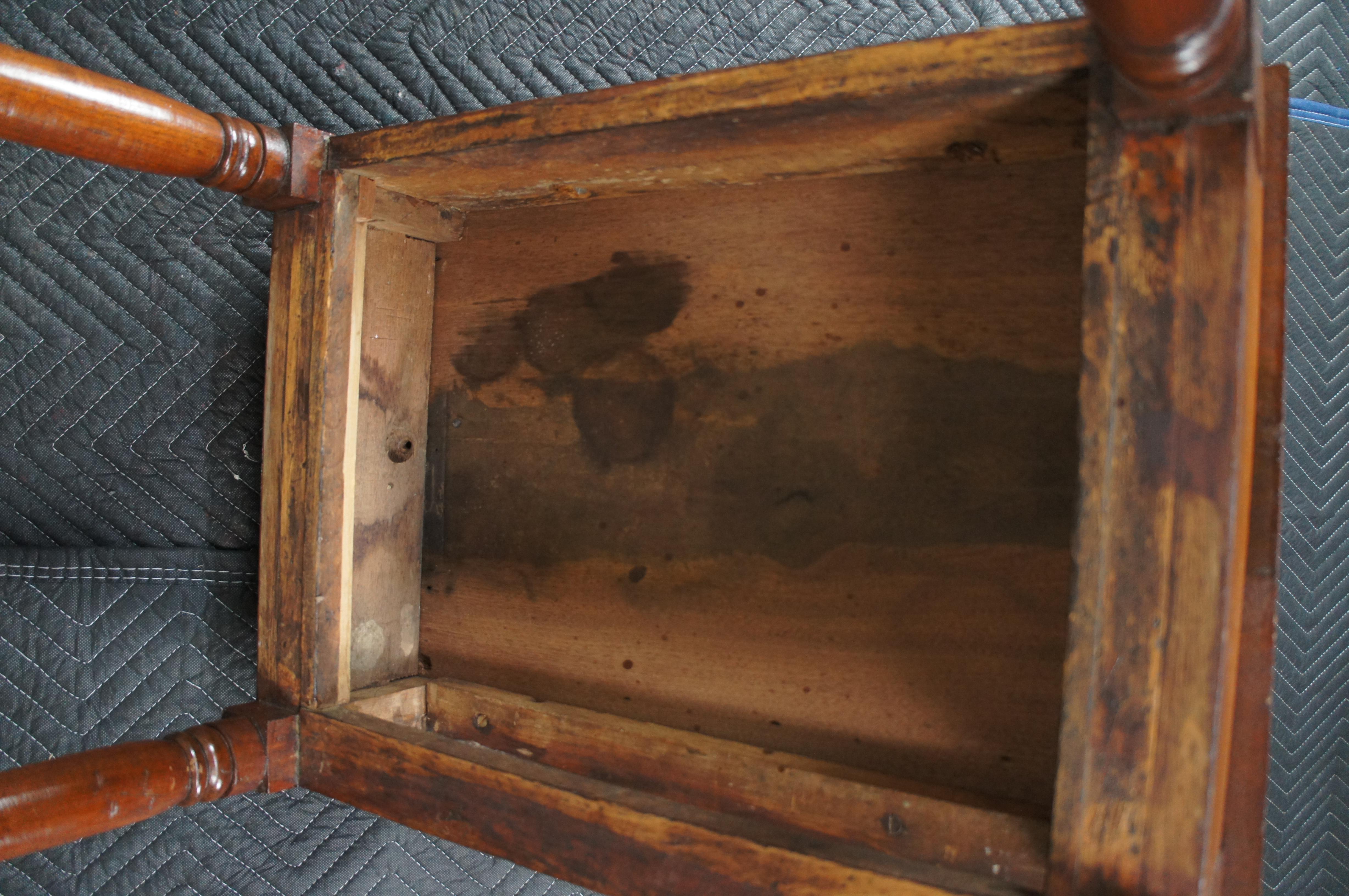 Antigua mesa de noche lateral de nogal primitivo americano del siglo XIX 29 en venta 6