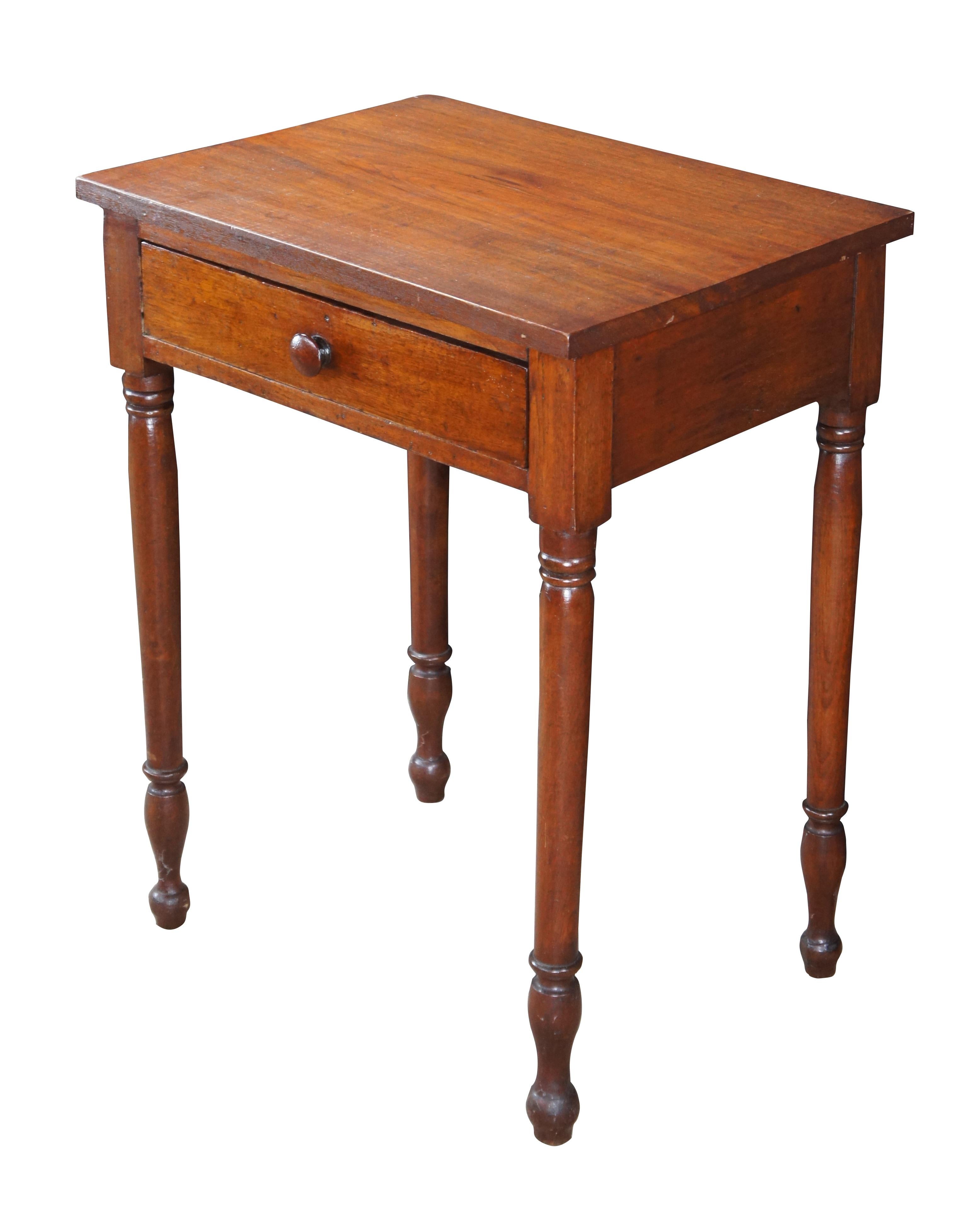 Antigua mesa de noche lateral de nogal primitivo americano del siglo XIX 29 Victoriano en venta
