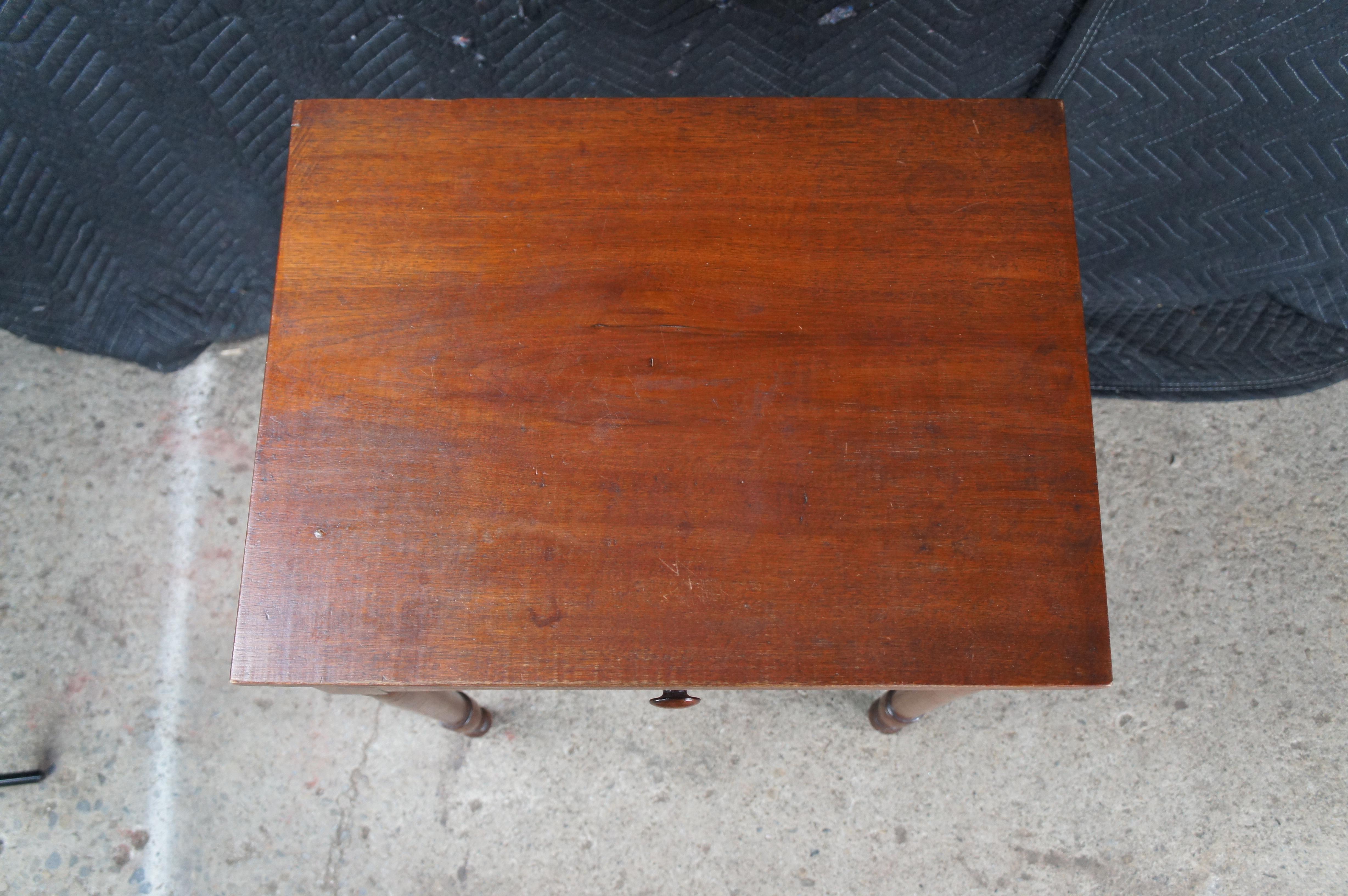 Antigua mesa de noche lateral de nogal primitivo americano del siglo XIX 29 Estadounidense en venta