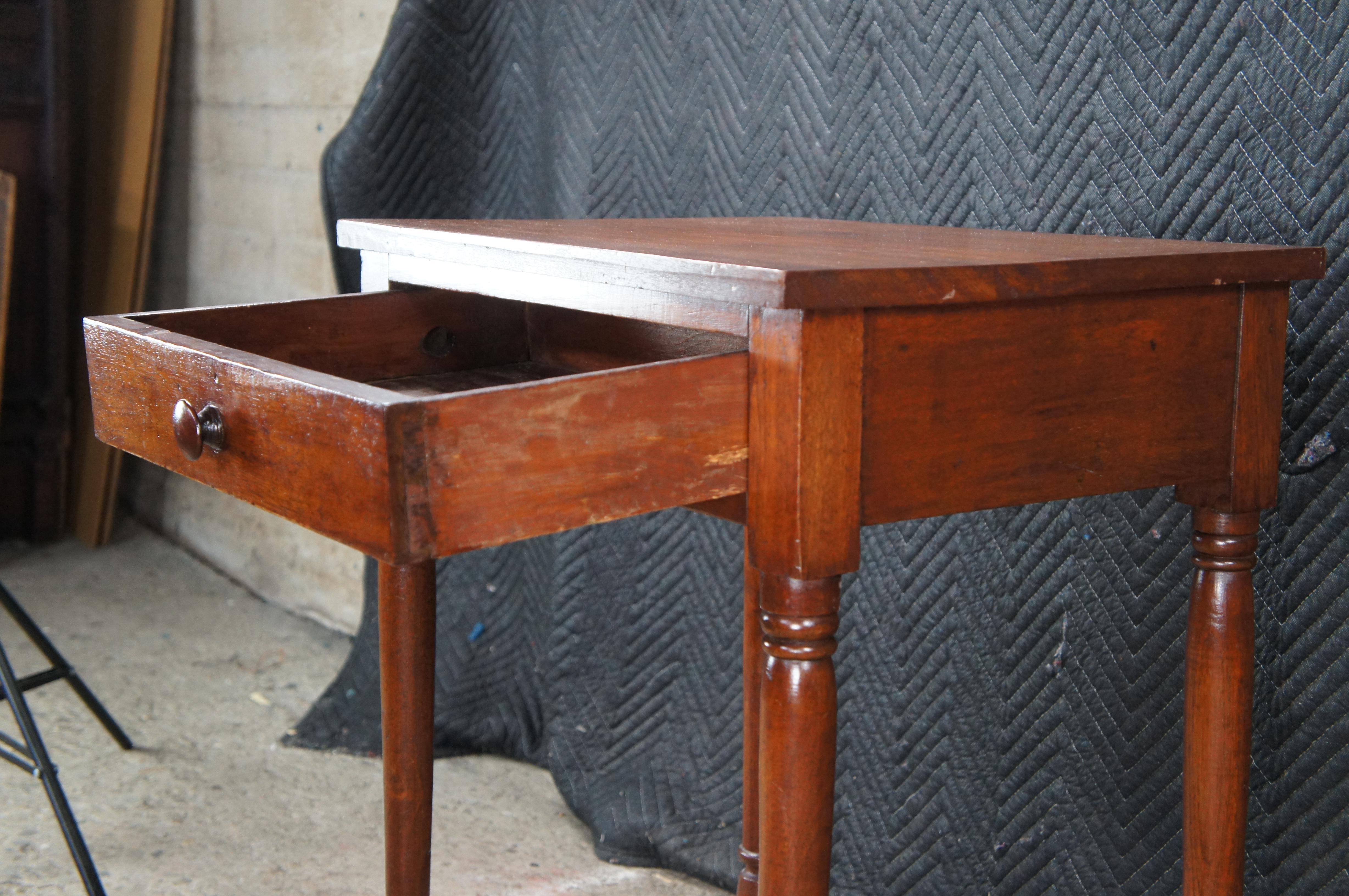 Antigua mesa de noche lateral de nogal primitivo americano del siglo XIX 29 en Bueno estado para la venta en Dayton, OH