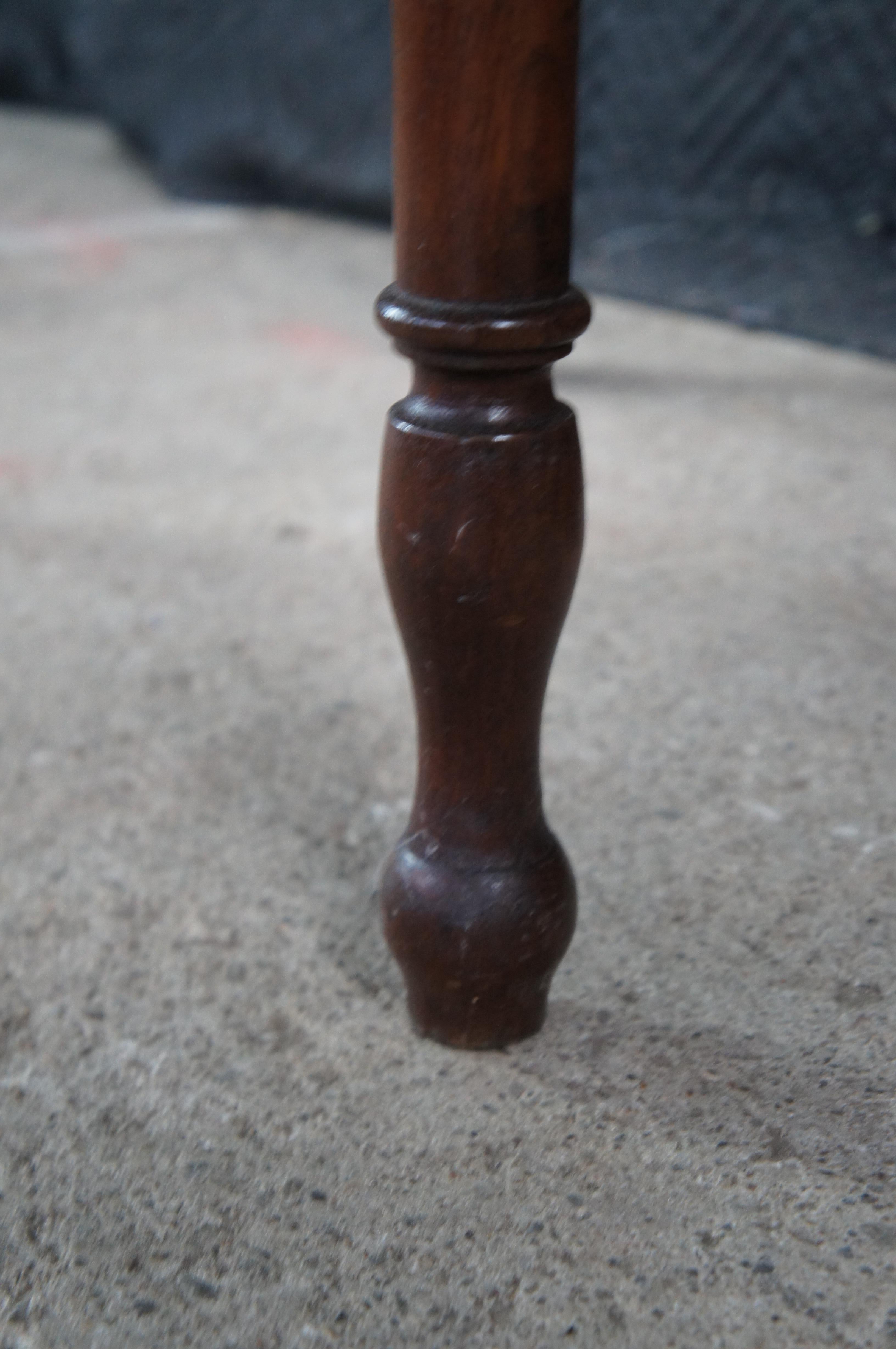 Antigua mesa de noche lateral de nogal primitivo americano del siglo XIX 29 Nogal en venta