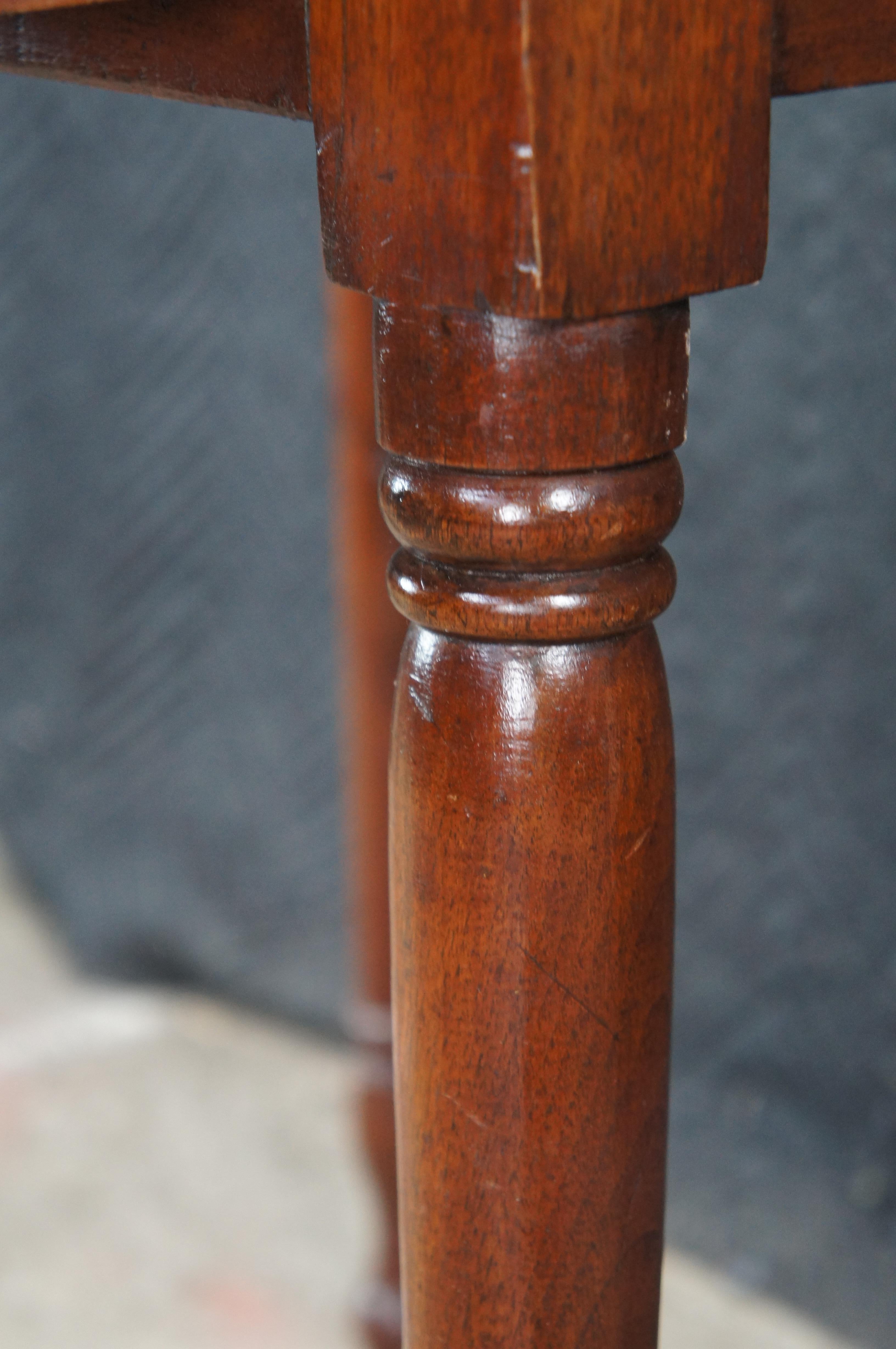 Antigua mesa de noche lateral de nogal primitivo americano del siglo XIX 29 en venta 1