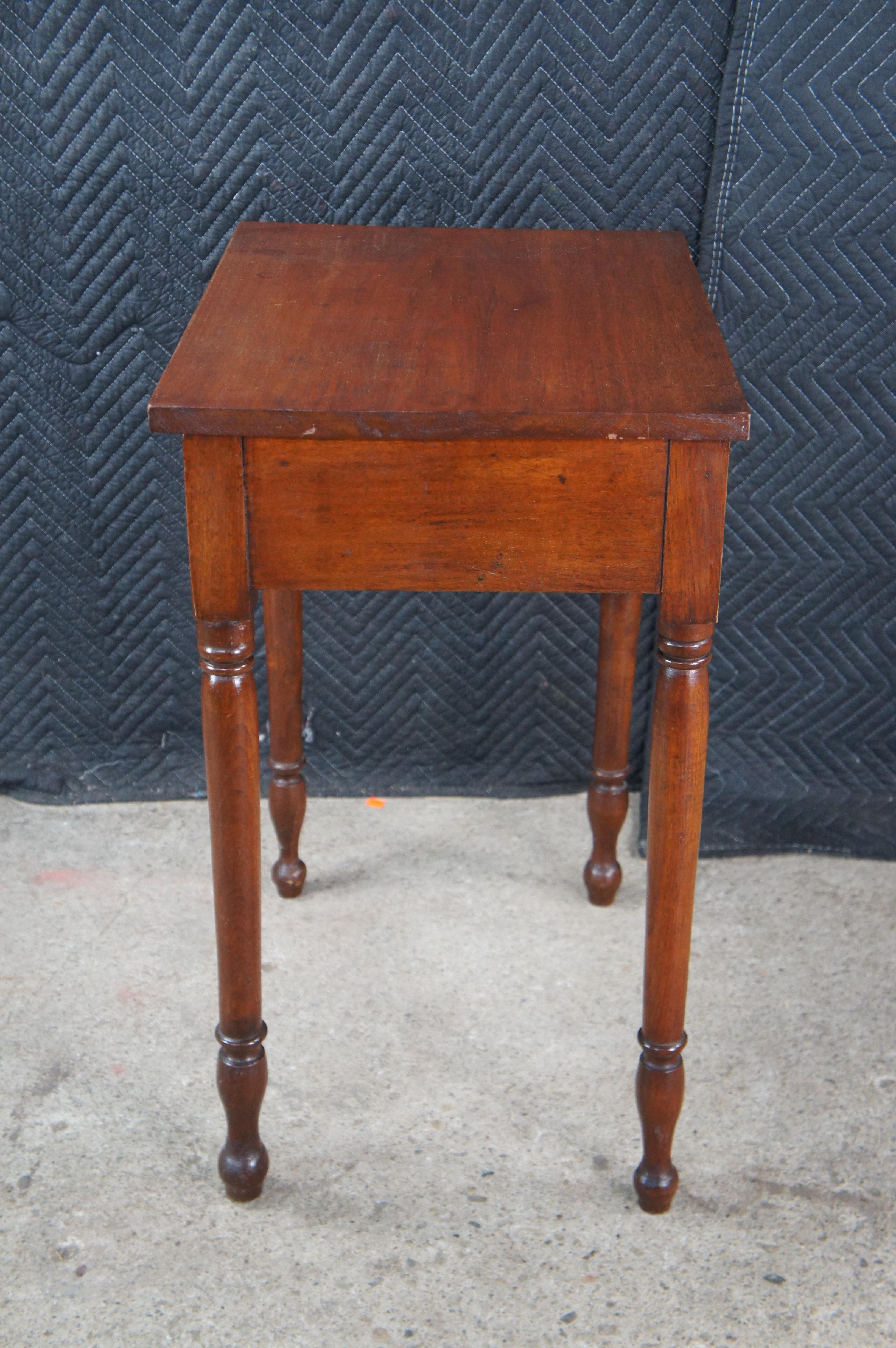 Antigua mesa de noche lateral de nogal primitivo americano del siglo XIX 29 en venta 3