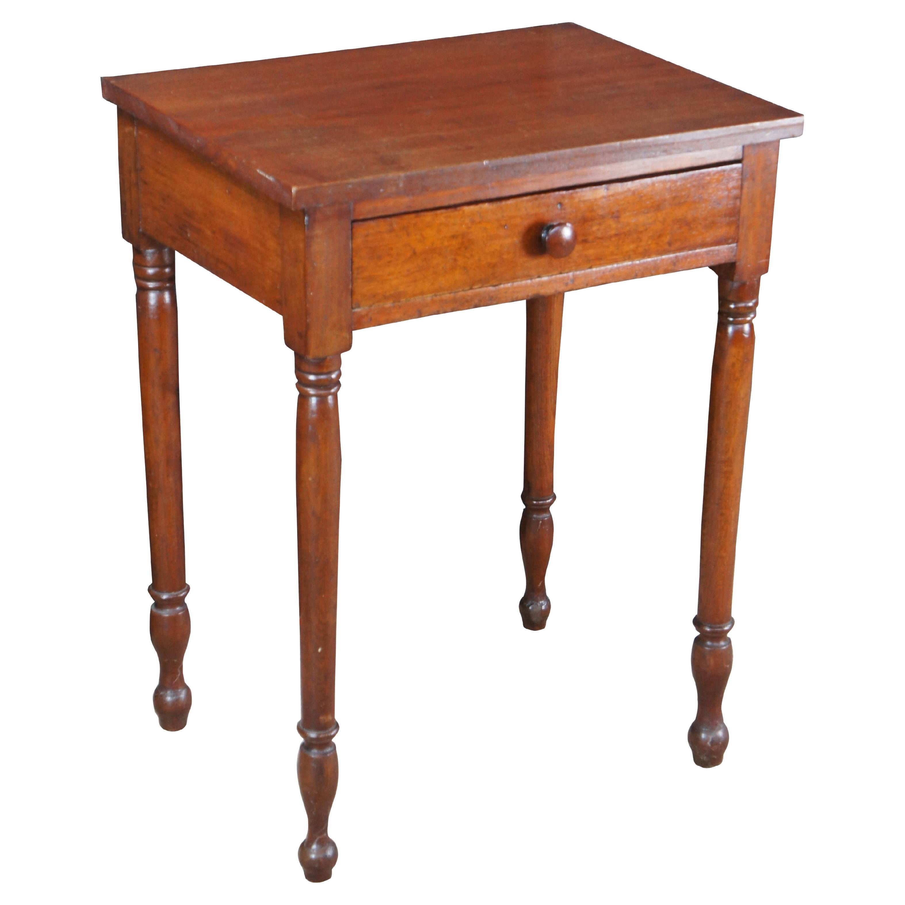 Antigua mesa de noche lateral de nogal primitivo americano del siglo XIX 29 en venta