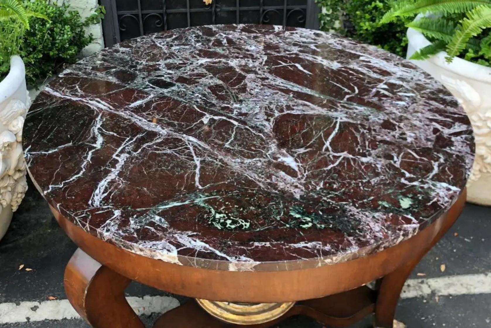 Français A.I.C. Empire Gilt-Wood Table à plateau de marbre en vente