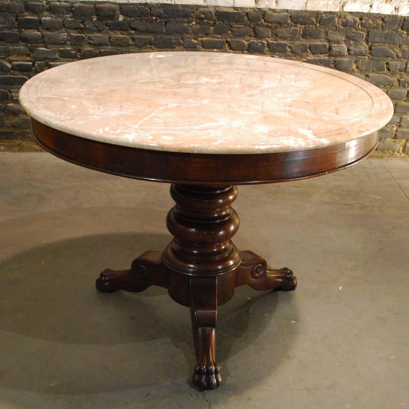 An elegant center table with a beautiful Botticino marble top. The top rests on a mahogany veneered skirt. The skirt is made in solid pine and is attached to the column by a wooden thread. The central column has a baluster shape that ends in a