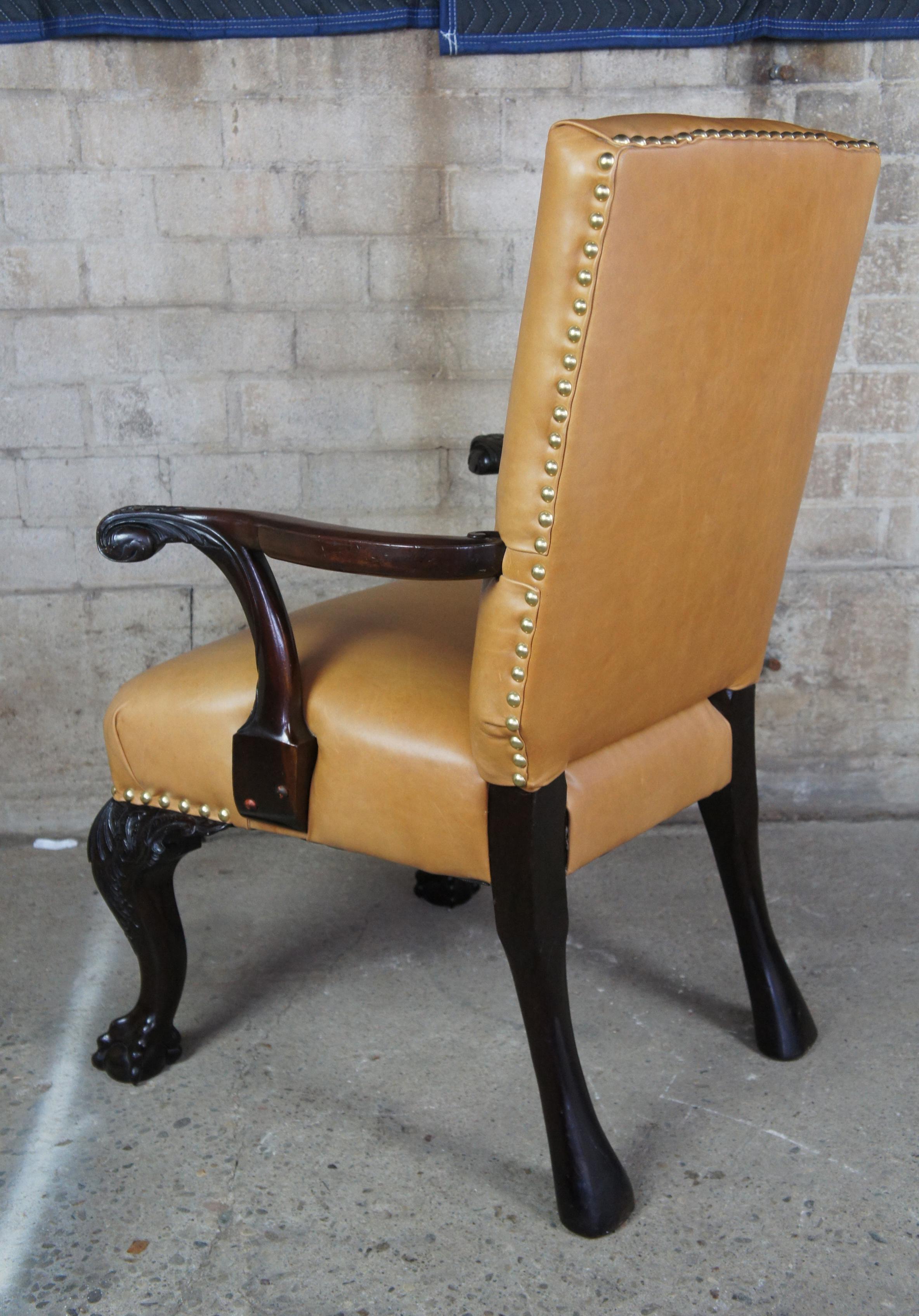 Antiker englischer Chippendale-Sessel aus geschnitztem Mahagoni-Leder mit Kugelklaue im Angebot 2