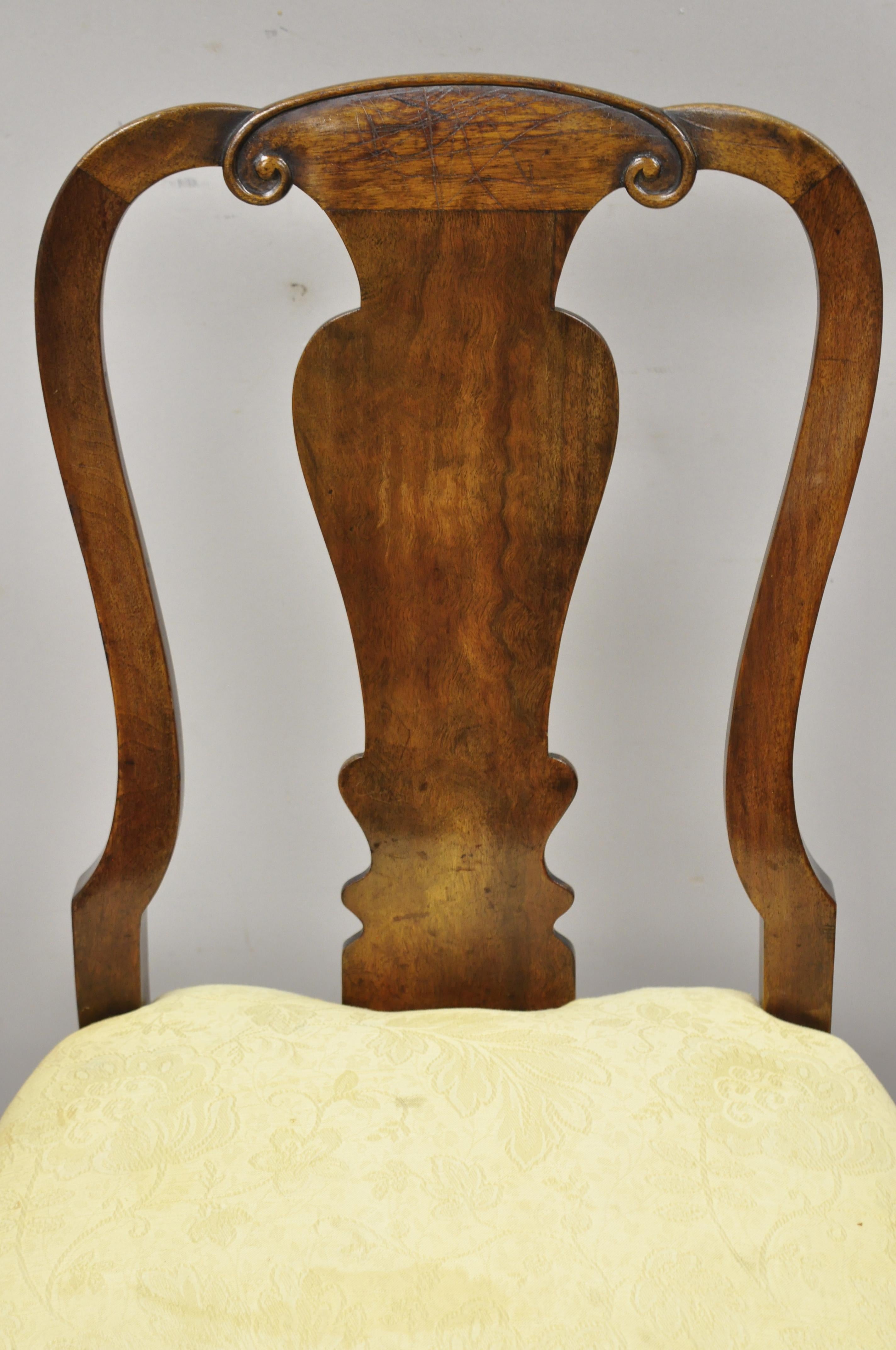 Antiker englischer Queen Anne Burr-Esszimmer-/Beistellstuhl aus Nussbaumholz mit Splat-Rücken aus dem 19. Jahrhundert (Englisch) im Angebot